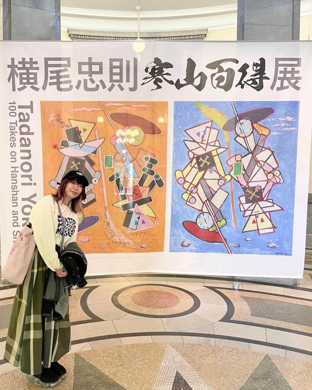 ぱいぱいでか美のインスタグラム：「「横尾忠則 寒山百得」展🧠 . 東京国立博物館で開催中の 「横尾忠則 寒山百得」展にいきました！ 寒山拾得を再構築した新作102点(！) 横尾忠則さんのキャリアと現役力に点数だけでも圧倒されますが 実際に生で作品を観て、恐ろしさを感じるほど迫力があり それでいてロジカルでもあり、かなり面白かったです！ シンプルに制作の日付順に並べられているのも すぐに本館の方で「寒山拾得図-伝説の風狂僧への憧れ-」が開催されているのも 親切設計すぎました……🥹 脳みそに記憶あるうちに比較できるのかなり楽しい！ (9、10枚目が寒山拾得図の方の展示) (載せといてあれだけど野暮な並べ方かもしれない……)  誰もが一度は見たことのある横尾忠則さんの作品 新作を産み続けることの凄さと尊さも感じましたし 今回のコンセプトがユニークなので きっとずっと楽しく作品作られてるんだろうな〜というのも グッときました……！  私は現代美術とか現代芸術が好きなので 逆に横尾忠則さんを通して寒山拾得図の展示に触れられたのも かなり、よかった！です！(語彙力) . #横尾忠則 さん #横尾忠則寒山百得展 #東京国立博物館  #寒山拾得 #寒山拾得図 #上野 #でか美ちゃん」