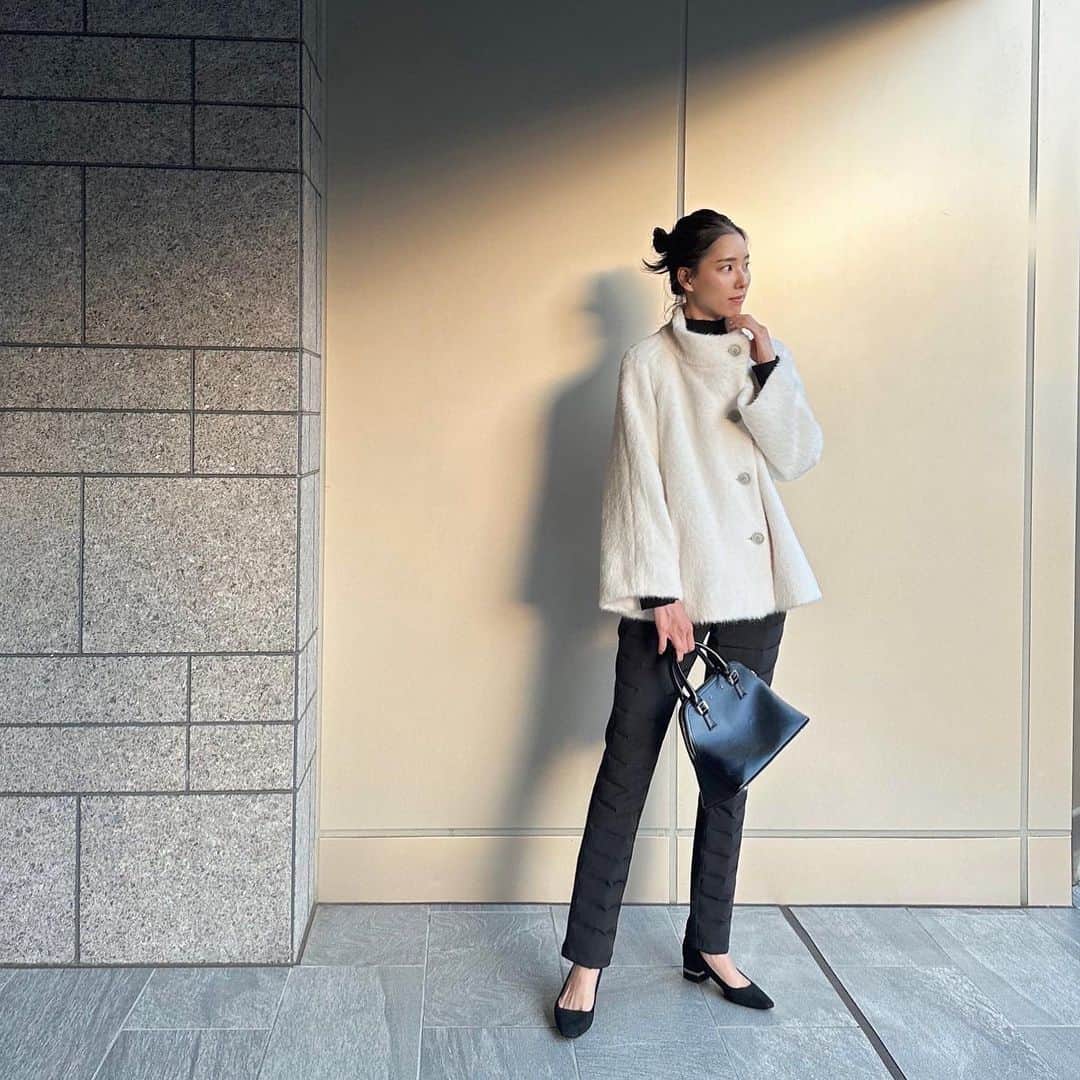 のインスタグラム：「Nプラスの秋冬コーデ🍂 @nplus.official   詰まりすぎないハイネックのニットは どんなコーデにも合わせやすいシンプルさもありつつ 袖口のゴールドボタンがポイントに✨ 吸湿発熱や静電気を軽減させる機能も◎  昨年も人気のあったダウンパンツは さらにあたたかくパワーアップしたんだって♡  後ろ面はストレッチの利いたシャギー素材で すっきりとしたシルエット。 さむ〜い冬の公園遊びや保育園への 送迎時なんかにも重宝しそう🙏🏻  なめらかで柔らかい肌触りのコートは ゆったりめのデザインで厚手のニットの上からでも ゴワゴワせずサラッと着られるよ💕 真っ白でもショート丈なら取り入れやすい🙋🏻‍♀️  70016-5582 あったかリブハイネックニットプルオーバー ¥2,990 20008-3723 裏シャギー 抗菌防臭生地使いダウンパンツレギュラー丈 ¥4,990 00009-3784 ソフトシャギーショートコート ¥7,990  #PR #nプラス #nplus #ニトリ #トータルコーディネート #プチプラファッション #ママファッション #大人カジュアルコーデ #大人かわいいコーデ #きれいめカジュアル #くふうLive」