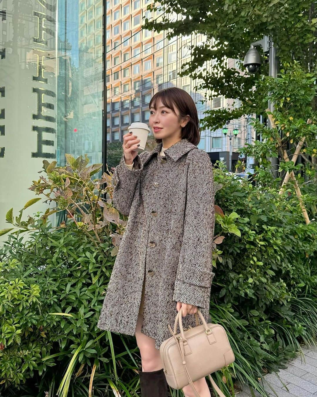 千葉由佳（ちばゆか）さんのインスタグラム写真 - (千葉由佳（ちばゆか）Instagram)「. 🤎🧸🍂 メイクライブ後はお誕生日ランチへ🍽️✨ お友達のリクエストだったローストビーフ🍖  SAMSUNGのアンドロイド携帯の画質のよさに心揺れてる💓(先日iPhone15proに変えたばかり📱)  今日はウサギオンラインさんからいただいたコートを着ると決めていた日🧥 マッシュスタイルラボとウサギオンラインの人気ブランドからプレミアムなコートが集結するイベントTHE COAT LABが開催中です✨  THE COAT LABのために特別にデザインしてご用意した、 SNIDELのステンカラーIラインコートは今の気分にピッタリなブラウンカラーに絶妙な丈感♡⃛ 今年トレンドのヘリンボーンの柄もかわいい🐟 ショーパンやミニスカートが絶妙に隠れてバランスよく着れるのが🙆‍♀️ usagionlineにて発売中です🐰💕  #PR #thecoatlab_2023 #SNIDEL #usagionline #coordinate #fashion #ootd #outfit #ファッション #コーディネート #コーデ #スナイデル」11月3日 21時39分 - chibayuka