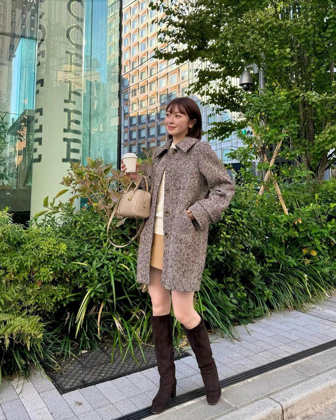 千葉由佳（ちばゆか）さんのインスタグラム写真 - (千葉由佳（ちばゆか）Instagram)「. 🤎🧸🍂 メイクライブ後はお誕生日ランチへ🍽️✨ お友達のリクエストだったローストビーフ🍖  SAMSUNGのアンドロイド携帯の画質のよさに心揺れてる💓(先日iPhone15proに変えたばかり📱)  今日はウサギオンラインさんからいただいたコートを着ると決めていた日🧥 マッシュスタイルラボとウサギオンラインの人気ブランドからプレミアムなコートが集結するイベントTHE COAT LABが開催中です✨  THE COAT LABのために特別にデザインしてご用意した、 SNIDELのステンカラーIラインコートは今の気分にピッタリなブラウンカラーに絶妙な丈感♡⃛ 今年トレンドのヘリンボーンの柄もかわいい🐟 ショーパンやミニスカートが絶妙に隠れてバランスよく着れるのが🙆‍♀️ usagionlineにて発売中です🐰💕  #PR #thecoatlab_2023 #SNIDEL #usagionline #coordinate #fashion #ootd #outfit #ファッション #コーディネート #コーデ #スナイデル」11月3日 21時39分 - chibayuka