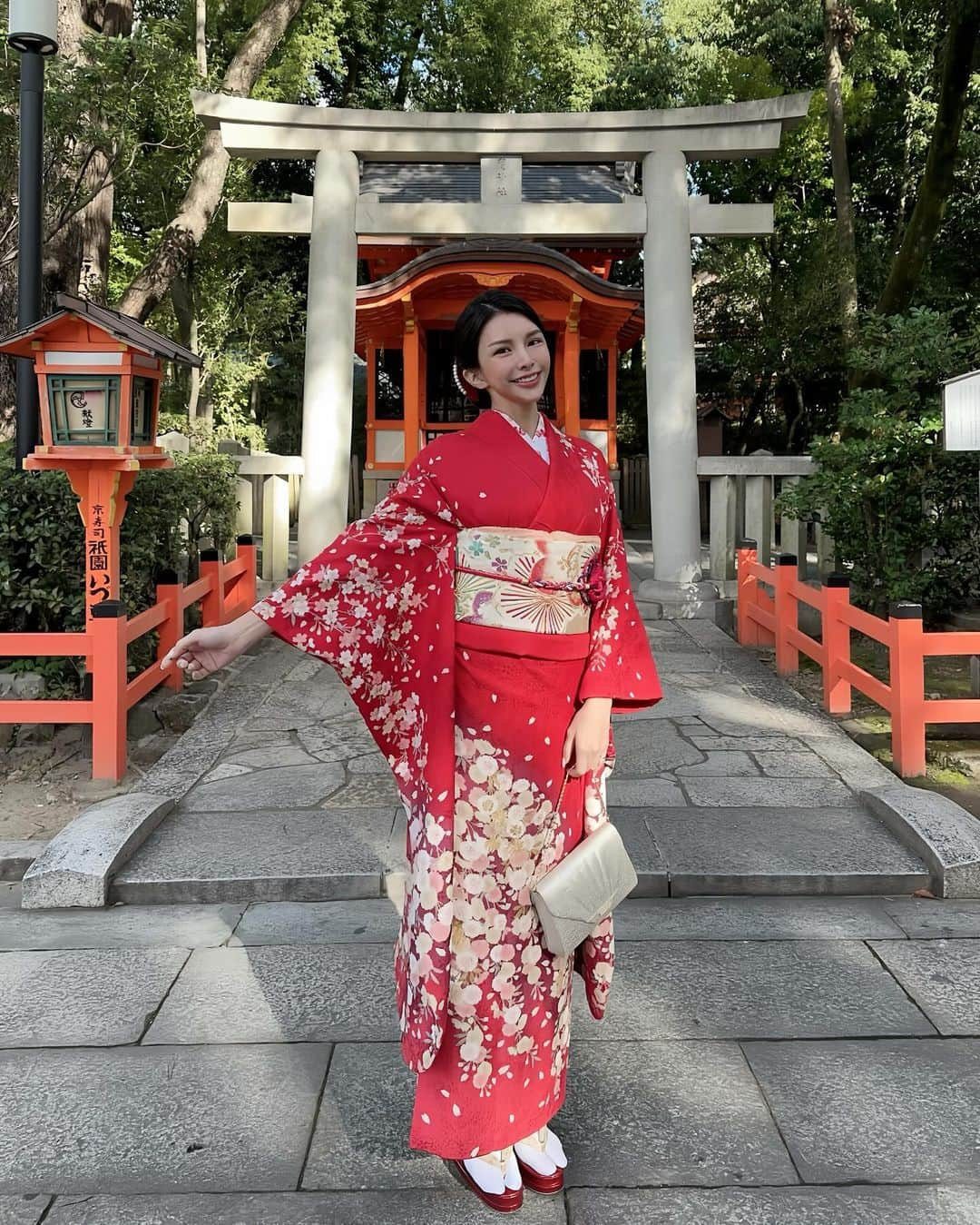 蘇心甯さんのインスタグラム写真 - (蘇心甯Instagram)「今年第三次京都、第三套和服🥰到底多愛來京都的神社多愛穿和服啦哈哈哈！因為👉🏻👈🏻和不同的人一起穿和服就有不同的紀念和回憶呀～  今年二月和朋朋們體驗一般和服，熱熱的暑假和萌萌體驗浴衣款式和服👘這次入秋的涼感氛圍，決定來點更華麗更高質量的 #振袖和服 而且挑戰了我不敢駕馭的紅色和服～沒想到美到像一個行動打卡景點😂超多外國人一直拍我捏～  這家是朋朋做功課選的，網路上評價很高、地理位置也很方便，店內出發步行30 秒就能抵達很著名的八坂神社⛩️店內和服的質量很好，有很多在京都很少見的日本製的絲綢和服，像我身上這套振袖和服就是絲綢的～華麗到好像千金大小姐😚體驗一日假日本人生活真好玩～  #lala愛旅行 #和服體験 #京都和服　 #蕾絲和服 #和服出租  #和服 #和香菜 @kyoto_wakana7」11月3日 21時40分 - lalababy625