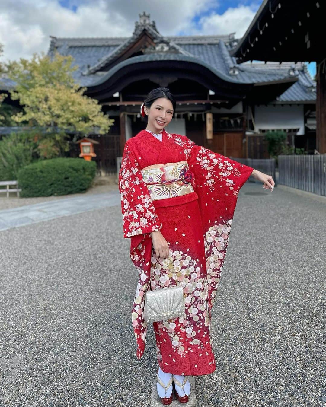 蘇心甯さんのインスタグラム写真 - (蘇心甯Instagram)「今年第三次京都、第三套和服🥰到底多愛來京都的神社多愛穿和服啦哈哈哈！因為👉🏻👈🏻和不同的人一起穿和服就有不同的紀念和回憶呀～  今年二月和朋朋們體驗一般和服，熱熱的暑假和萌萌體驗浴衣款式和服👘這次入秋的涼感氛圍，決定來點更華麗更高質量的 #振袖和服 而且挑戰了我不敢駕馭的紅色和服～沒想到美到像一個行動打卡景點😂超多外國人一直拍我捏～  這家是朋朋做功課選的，網路上評價很高、地理位置也很方便，店內出發步行30 秒就能抵達很著名的八坂神社⛩️店內和服的質量很好，有很多在京都很少見的日本製的絲綢和服，像我身上這套振袖和服就是絲綢的～華麗到好像千金大小姐😚體驗一日假日本人生活真好玩～  #lala愛旅行 #和服體験 #京都和服　 #蕾絲和服 #和服出租  #和服 #和香菜 @kyoto_wakana7」11月3日 21時40分 - lalababy625