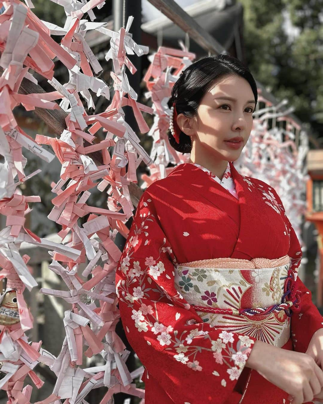 蘇心甯さんのインスタグラム写真 - (蘇心甯Instagram)「今年第三次京都、第三套和服🥰到底多愛來京都的神社多愛穿和服啦哈哈哈！因為👉🏻👈🏻和不同的人一起穿和服就有不同的紀念和回憶呀～  今年二月和朋朋們體驗一般和服，熱熱的暑假和萌萌體驗浴衣款式和服👘這次入秋的涼感氛圍，決定來點更華麗更高質量的 #振袖和服 而且挑戰了我不敢駕馭的紅色和服～沒想到美到像一個行動打卡景點😂超多外國人一直拍我捏～  這家是朋朋做功課選的，網路上評價很高、地理位置也很方便，店內出發步行30 秒就能抵達很著名的八坂神社⛩️店內和服的質量很好，有很多在京都很少見的日本製的絲綢和服，像我身上這套振袖和服就是絲綢的～華麗到好像千金大小姐😚體驗一日假日本人生活真好玩～  #lala愛旅行 #和服體験 #京都和服　 #蕾絲和服 #和服出租  #和服 #和香菜 @kyoto_wakana7」11月3日 21時40分 - lalababy625