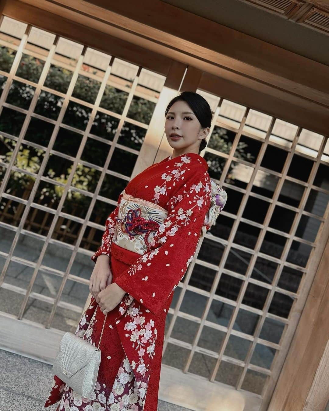 蘇心甯さんのインスタグラム写真 - (蘇心甯Instagram)「今年第三次京都、第三套和服🥰到底多愛來京都的神社多愛穿和服啦哈哈哈！因為👉🏻👈🏻和不同的人一起穿和服就有不同的紀念和回憶呀～  今年二月和朋朋們體驗一般和服，熱熱的暑假和萌萌體驗浴衣款式和服👘這次入秋的涼感氛圍，決定來點更華麗更高質量的 #振袖和服 而且挑戰了我不敢駕馭的紅色和服～沒想到美到像一個行動打卡景點😂超多外國人一直拍我捏～  這家是朋朋做功課選的，網路上評價很高、地理位置也很方便，店內出發步行30 秒就能抵達很著名的八坂神社⛩️店內和服的質量很好，有很多在京都很少見的日本製的絲綢和服，像我身上這套振袖和服就是絲綢的～華麗到好像千金大小姐😚體驗一日假日本人生活真好玩～  #lala愛旅行 #和服體験 #京都和服　 #蕾絲和服 #和服出租  #和服 #和香菜 @kyoto_wakana7」11月3日 21時40分 - lalababy625