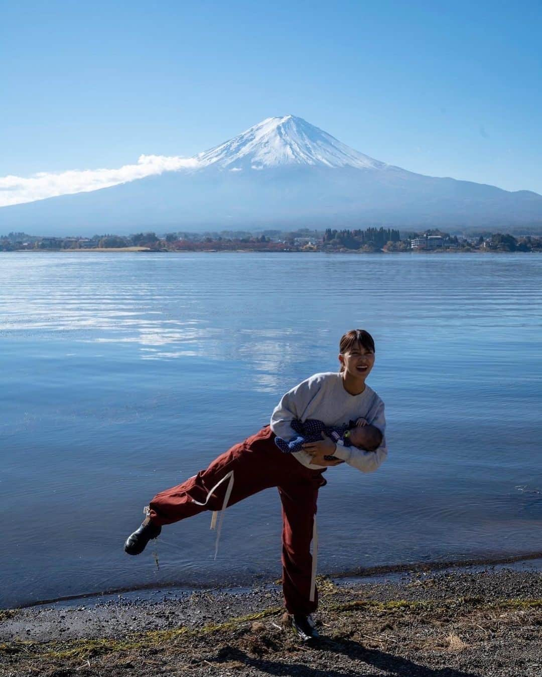 三原勇希さんのインスタグラム写真 - (三原勇希Instagram)「初めて三人で一泊外出してみた  赤子の荷物の方が多くて 絶対なんか忘れてそ〜、と思ったら 自分のスマホを忘れてきてた  今や急ぎの連絡もないから 必要ないどころかむしろ心地よくて 昔ながらの本屋で本を一冊買った  その本につけてくれたブックカバーには 「結婚チャンスカード」なるものが…！ 条件書けばマッチングしてくれるらしいけど 性格傾向テストの一問目から そこ？っていう質問でしたね  時代は変わるね これからは遊び方も全く変わるね 変わるってたのしいね✌️」11月3日 21時40分 - yuukimeehaa