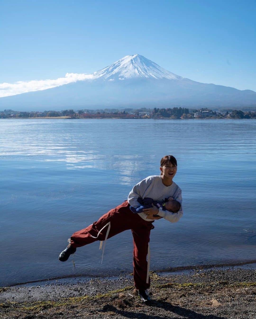 三原勇希のインスタグラム：「初めて三人で一泊外出してみた  赤子の荷物の方が多くて 絶対なんか忘れてそ〜、と思ったら 自分のスマホを忘れてきてた  今や急ぎの連絡もないから 必要ないどころかむしろ心地よくて 昔ながらの本屋で本を一冊買った  その本につけてくれたブックカバーには 「結婚チャンスカード」なるものが…！ 条件書けばマッチングしてくれるらしいけど 性格傾向テストの一問目から そこ？っていう質問でしたね  時代は変わるね これからは遊び方も全く変わるね 変わるってたのしいね✌️」