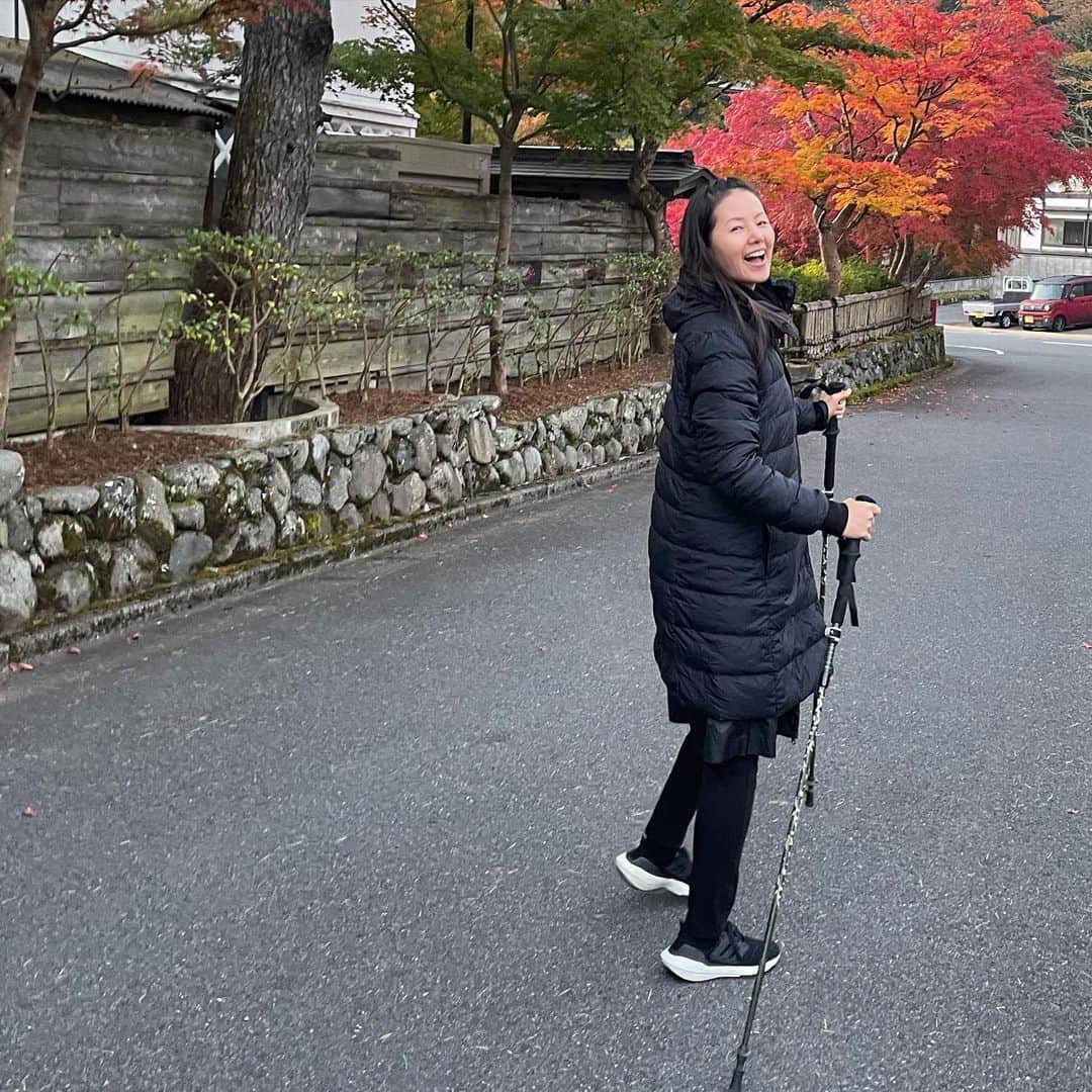 小西真奈美さんのインスタグラム写真 - (小西真奈美Instagram)「早朝6時前。 世界遺産、熊野古道に向かう友人の送り出し。  私は行かないのにステッキで遊んでしまいました😄 朝から秋晴れ快晴、最高の1日です。  『チャレンジする人』は、清々しい顔をしていますよね。 尊敬です✨  #世界遺産 #熊野古道 #チャレンジ #秋晴れ」11月3日 21時40分 - manami.official