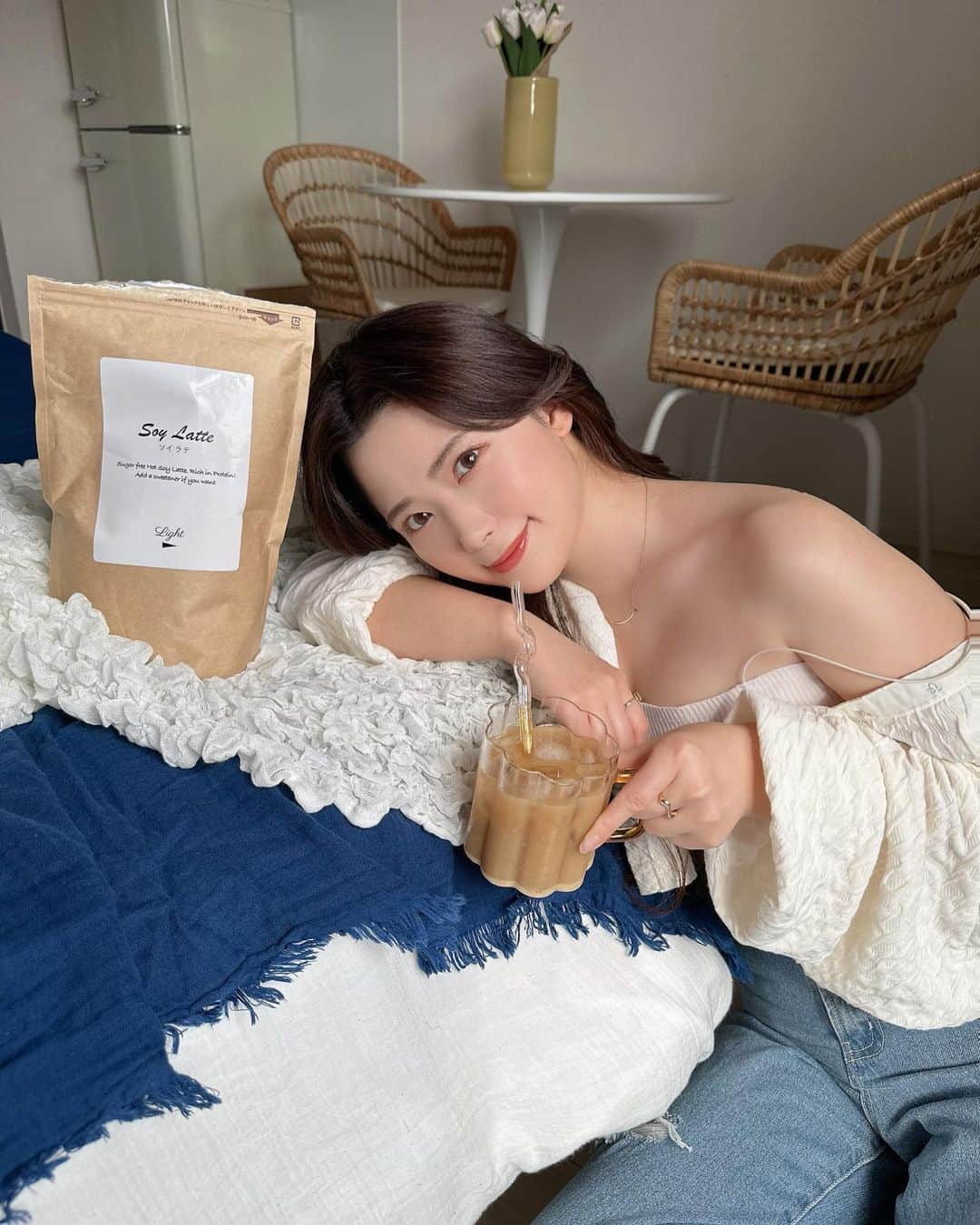 伊藤奈月のインスタグラム：「⁡ プロテイン ホット派？アイス派？🧚🏻‍♀️ ⁡ 「 ホットプロテインソイラテ 」は ホットでも 溶けやすく 美味しく飲めるように 作られたプロテイン☕️ ⁡ なので 粉感が残ったり 味が変わってしまう心配なく、 ホットで飲める⛄️🤍 もちろん アイスでもOK🧊 お湯でも水でも 溶けやすい👏🏻 ⁡ 今日みたいな まだあったかい日はアイスで、 これから 寒さ深まる日は そろそろ ホットプロテインにしてもいいなぁ という季節になってきた〜🍂 ⁡ ⁡ アイスなら 水を注いで マドラーでかき混ぜて 氷を入れれば👌🏻🥛 ホットは お湯(80度)を注いで スプーンで混ぜるだけで完成☕️🤍 どちらでも シェイカー無しで 簡単に作れるのが 嬉しい🌼🌼🌼 ⁡ ⁡ ザ・ソイラテな味なので 甘くなく、 甘ったるいプロテインが苦手な方には とってもおすすめ🤎 ミルクで溶かしても飲みやすいです〜🍼 ⁡ ⁡ #ホットプロテインソイラテ #ホットプロテイン  #プロテイン #低脂質  #甘味料不使用  #高プロテイン  #pr」