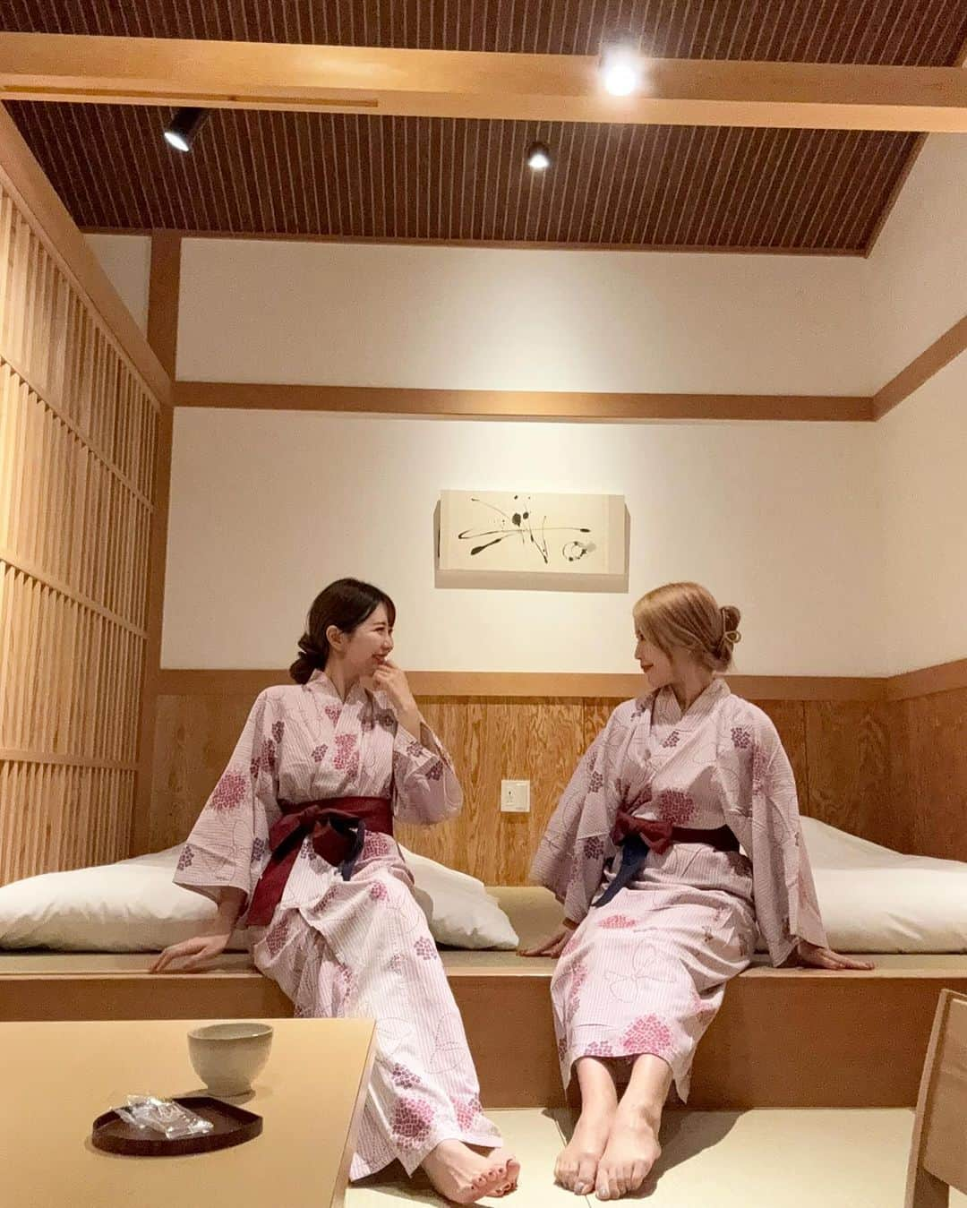 ayaさんのインスタグラム写真 - (ayaInstagram)「＼箱根♨️旅行／ ⁡ ススキの原  一の湯へ行ってきました💗☺️ ⁡ @ichinoyu_group  ⁡ 全室露天風呂付客室やから気兼ねなく好きな時に 好きなだけ温泉を楽しめたよ♨️🧖‍♀️ ⁡ 夕食は米沢牛＆国産豚の二種類のお肉を味わう しゃぶしゃぶ🐃🐷 一の湯名物金目鯛の姿煮も美味しかったなぁ🥹🐟 ⁡ しかもアルコール含むドリンクが75分飲み放題🍺🍶 ⁡ 館内に無料のドリンク&アイスコーナーもあって、 お風呂上がりポカポカしてたからアイス食べちゃった🍦🙈 ⁡ 本館にある大浴場は「大涌谷温泉の露天風呂」と 「アルカリ性単純温泉の内風呂」の2種類の温泉でした♨️ ⁡ 美肌の湯と言われてるだけあって びっくりするぐらいお肌すべすべになったよ💕 箱根温泉やっぱ最高やぁ\( ö )/♡ ⁡ 私が泊まったのは1番人気のスタンダードプラン☝️ 時期にもよるけど1人だいたい2万前後で一泊２食付き♡ ⁡ 温泉の内容とかご飯とかその他サービスを考えると めっちゃ安くない⁉️って2人で言ってました🫢✨ ⁡ たい焼きと秋の遠足楽しかったな♡ @taiyaki_hungry いつもさんきゅ👭  ぜひ休日に足を運んでみてね💓🥰 ⁡ #AD#温泉#箱根#箱根温泉#箱根旅行 #箱根グルメ #温泉#温泉旅行 #露天風呂#露天風呂付き客室 #女子旅#家族旅行#カップル旅行 #一の湯#ススキの原一の湯」11月3日 21時42分 - aya.v_v.ka