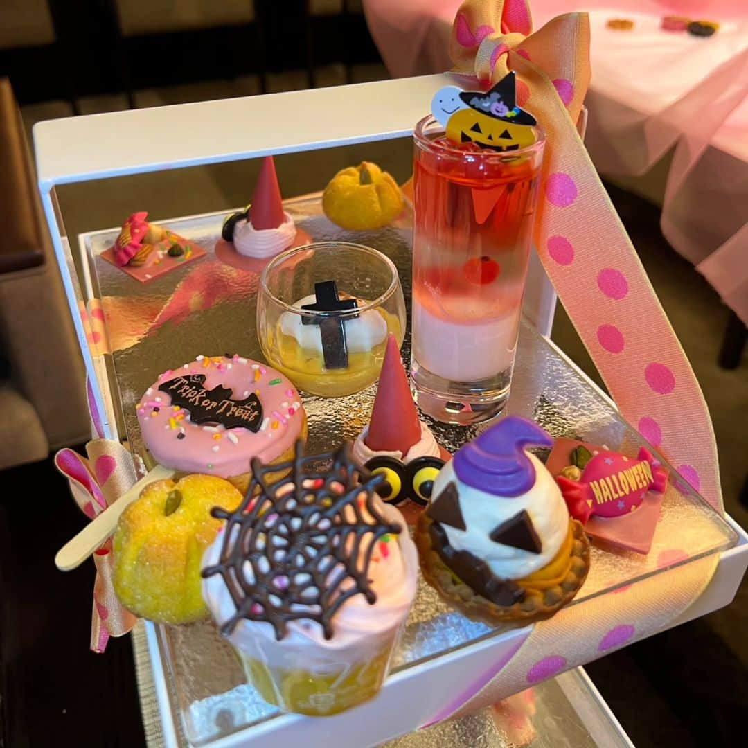 みんちゃん のインスタグラム：「ハロウィン🎃アフタヌーンティー🎂  #大阪 #アフタヌーンティー #afternoontea #スイーツ #sweets #osaka #tea」