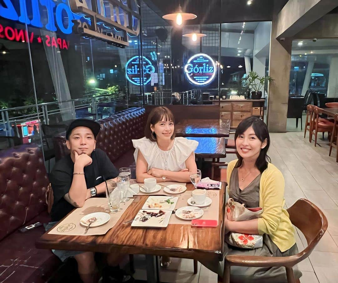 石井あみのインスタグラム：「🥘🍷  先月、セブ入りしていたひろこさんとごはん。 気になったいたスペイン料理やさんへ。   入れ替わりの多いStreetScape の中で、初期からある数少ないレストランみたいです。  イカ墨のパエリアを頼んだのですが、 私は完全にお歯黒になっていた事を忘れて話し続け、 「全然話しが入ってこない」 と大笑いされました。拡大しないで。 なんて愉快な夜！ デートの人は気をつけて🦑w  20年以上前からセブ島を知るひろこさん。 今の私たちがあるのも、ひろこさんのおかげ。  何よりフィリピン人が好きで、尊敬して、 仕事を楽しんでいるところが素敵。 なかなかできることじゃないんです…  夜のストスケも気持ちいい🌙*ﾟ そういえば夜ほとんど外出しないからなぁ。 単純にねむくてw 子どもたちはヤヤにお願いして夢の中… たまにはいいですね。  #セブ島#セブ島移住#海外移住#海外子育て#セブ島留学#留学エージェント#セブヨロ#cebu#philippines #cebuamiグルメ」