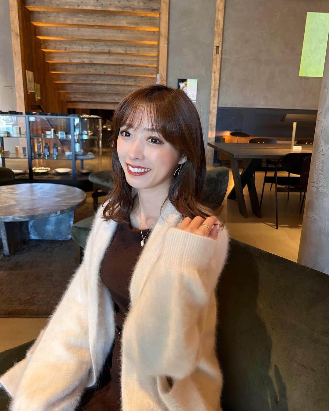 依田奈波のインスタグラム：「この前、家族で京都へ🍁  紅葉の季節には少し早かったですが、 のんびりお寺を巡れて楽しかったです😊 夕方になると肌寒くなるので お気に入りの @anuans.official のガウンを羽織って 過ごしていました  ホテルはおすすめしてもらった  @nohgahotel.kiyomizu へ  観光地からも近く、雰囲気も素敵🍃 夜は屋上にあるルーフトップバーに 父と母2人で行っていました🤭  そしてなにより、パンの種類が豊富で パン好きの私にはたまらないおもてなし🫶🏻 どれもとても美味しくて幸せだったな〜🥐🤎  #anuans #ノーガホテル #ノーガホテル清水京都 #京都カフェ #京都ランチ #京都ホテル #京都観光」