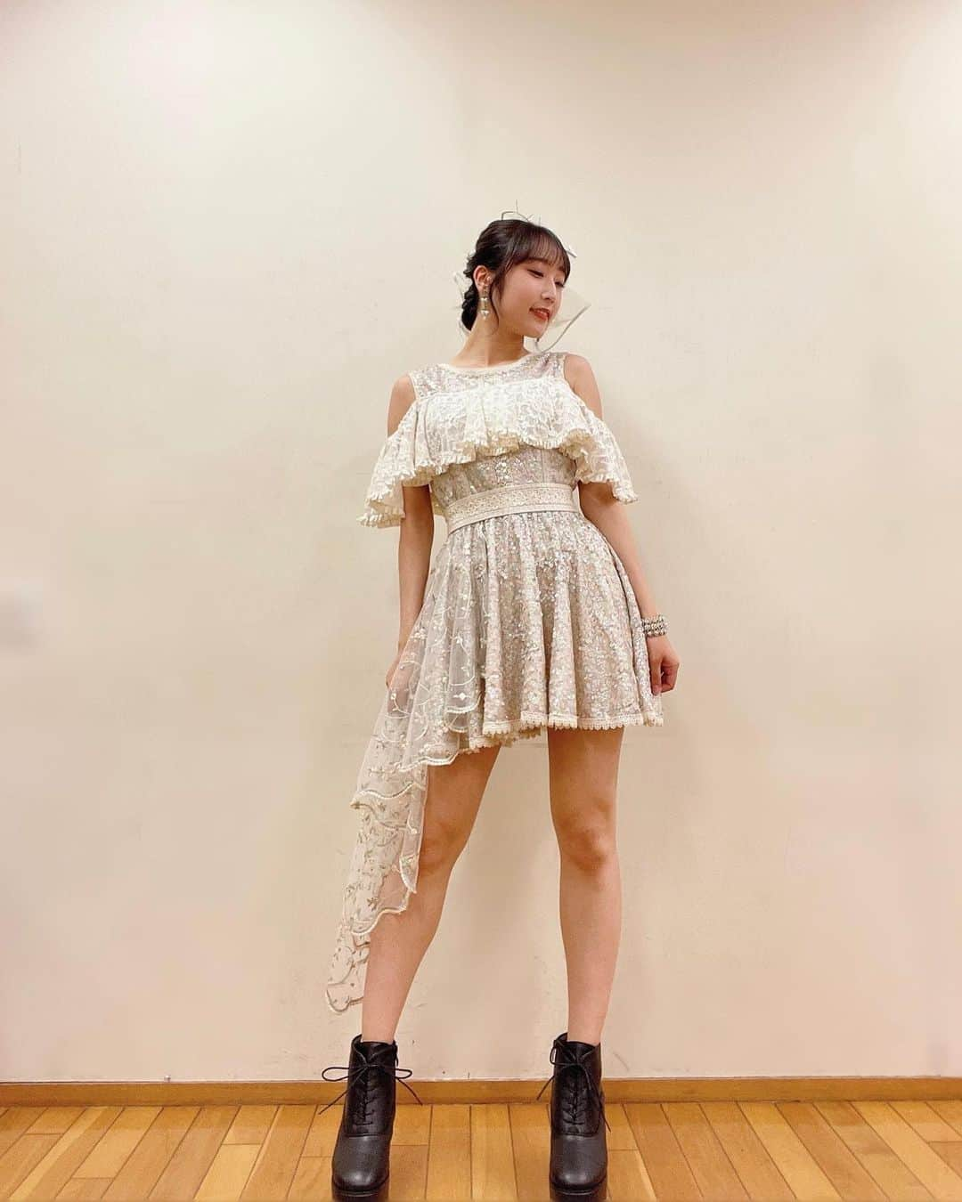 段原瑠々さんのインスタグラム写真 - (段原瑠々Instagram)「🤍🤍  ツアーの2ポーズ目の衣装👗  かわいいの〜☺️    #juicejuice #段原瑠々」11月3日 21時48分 - ruru_dambara.official