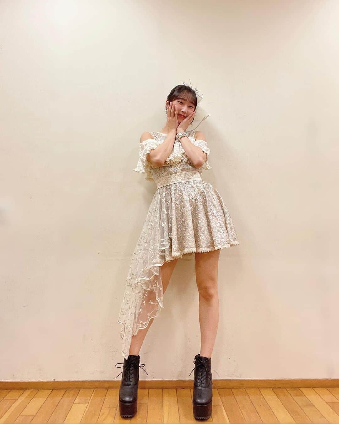 段原瑠々さんのインスタグラム写真 - (段原瑠々Instagram)「🤍🤍  ツアーの2ポーズ目の衣装👗  かわいいの〜☺️    #juicejuice #段原瑠々」11月3日 21時48分 - ruru_dambara.official