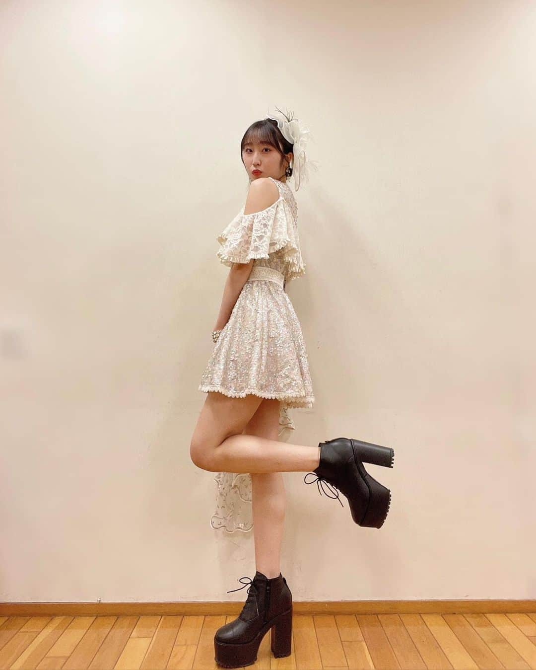 段原瑠々さんのインスタグラム写真 - (段原瑠々Instagram)「🤍🤍  ツアーの2ポーズ目の衣装👗  かわいいの〜☺️    #juicejuice #段原瑠々」11月3日 21時48分 - ruru_dambara.official