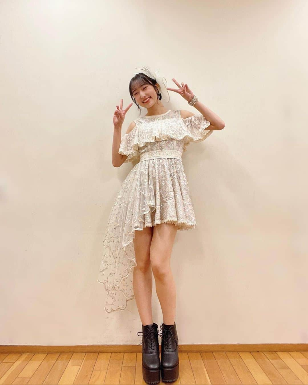 段原瑠々さんのインスタグラム写真 - (段原瑠々Instagram)「🤍🤍  ツアーの2ポーズ目の衣装👗  かわいいの〜☺️    #juicejuice #段原瑠々」11月3日 21時48分 - ruru_dambara.official