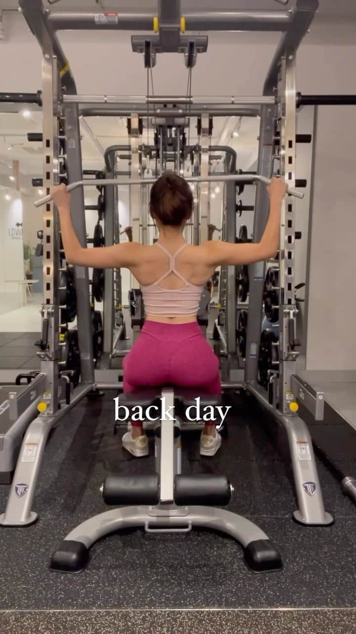 ほなみのインスタグラム：「back day  しなやかな、メリハリある身体づくり🌿  ピラティス要素たっぷりの 〝コンディショニング〟 筋トレと言われる 〝ウエイトトレーニング〟  この絶妙なバランスが 丸み、メリハリ、動ける身体をつくる♡  どちらも欠かせない☺️✨ ただ、やみくもに重量をあげる！のではなく やり方とバランスがポイント💓  more☞ @hona.miii   #ほなトレ#美脚美尻パーソナルジム  #福岡ジム#福岡パーソナル #福岡パーソナルトレーナー #福岡パーソナルジム #福岡女性トレーナー #天神パーソナルトレーナー #ビフォーアフター #ヒップアップトレーニング#ヒップアップ #ダイエット#痩せたい #workout#diet#wellness#beforeafter#hipup #diet#fitnessmodel#yoga#wellness」