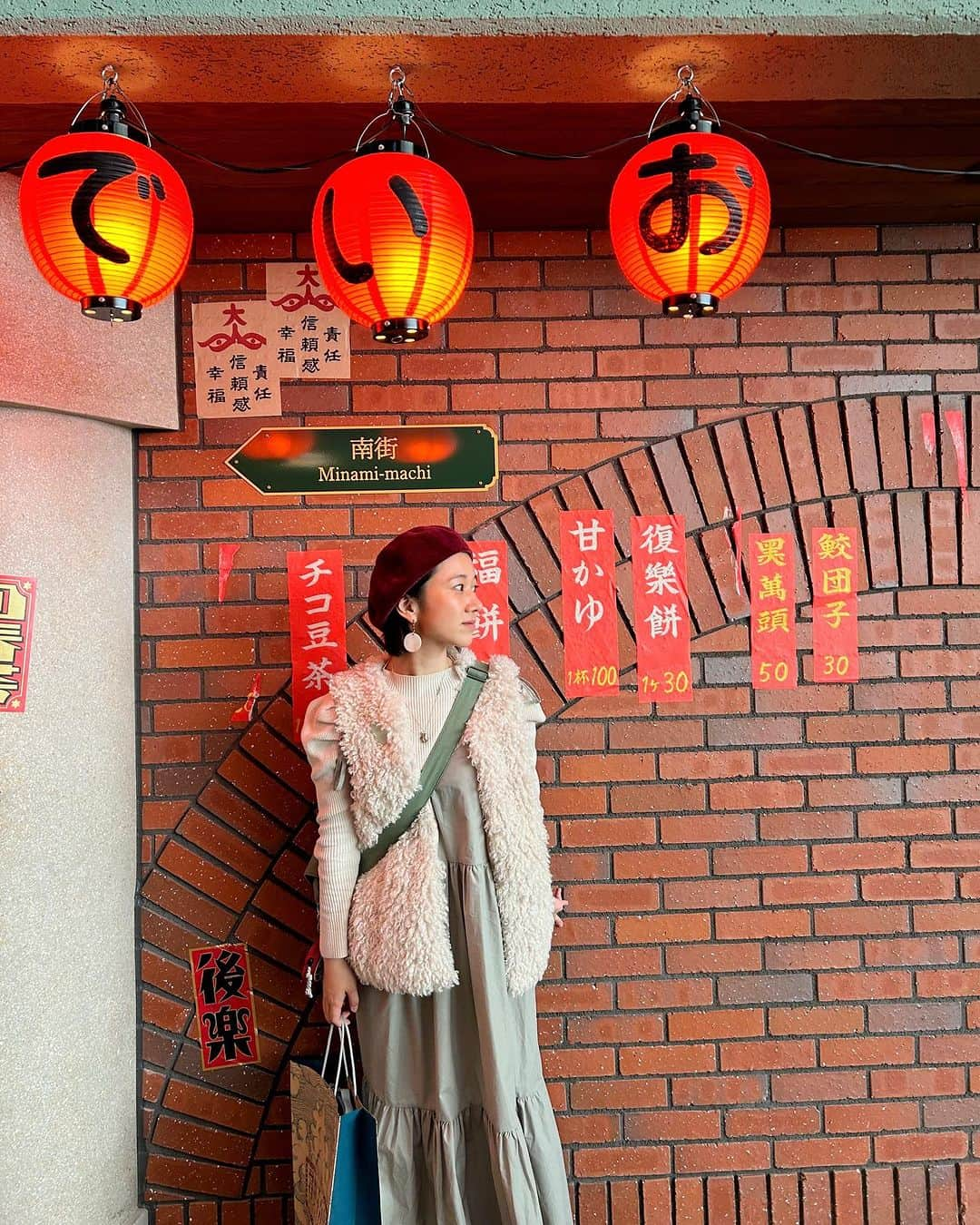 太田唯さんのインスタグラム写真 - (太田唯Instagram)「大倉庫エリアの南街 🏮 ここの壁 やっぱり好きでまた撮ってしまった...  . １年前に建ったはずなのに、 もはや 新橋高架下みたいなディープさを醸し出していて。 タイルからの転調感と、異質な感じが とても素敵なんですよねぇ 📷   . " 大人 (入？) 👁️ 責任 、信頼感、幸福 "  そしてこのエリアのちょっと真理めいた 張り紙がまた良かったりする。  . #ジブリパーク #ジブリの大倉庫 #もののけの里 #ジブリパークコーデ #ジブリコーデ #もののけ姫 #千と千尋の神隠し」11月3日 21時48分 - yuiohta.official