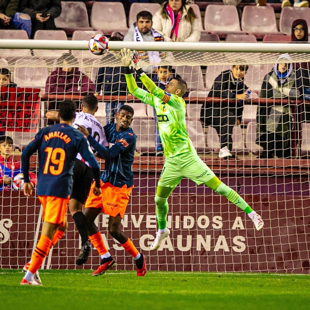 ジャウメ・ドメネクさんのインスタグラム写真 - (ジャウメ・ドメネクInstagram)「Bon inici de l’equip en la #copadelrey  Feliç per tornar a jugar en partit oficial després de la lesió. Ja estem preparant el partit del Diumenge. Ens veiem a Mestalla🦇🔥💪  Buen inicio del equipo en la #copadelrey  Feliz por volver a jugar en partido oficial después de mi lesión. Ya estamos preparando el partido del Domingo. Nos vemos en Mestalla🦇🔥💪  #amunt @valenciacf」11月3日 21時49分 - jaudomenech