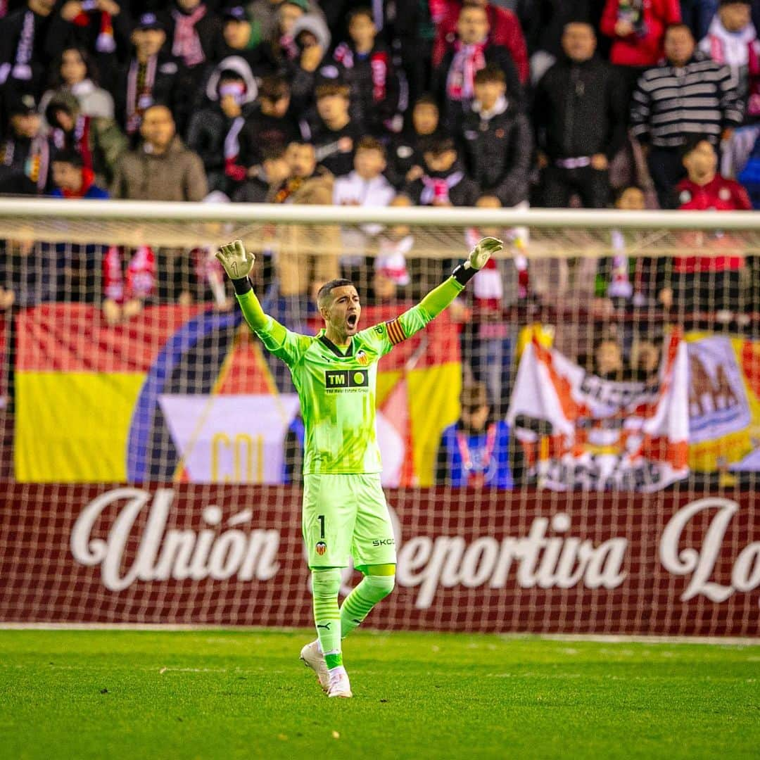 ジャウメ・ドメネクのインスタグラム：「Bon inici de l’equip en la #copadelrey  Feliç per tornar a jugar en partit oficial després de la lesió. Ja estem preparant el partit del Diumenge. Ens veiem a Mestalla🦇🔥💪  Buen inicio del equipo en la #copadelrey  Feliz por volver a jugar en partido oficial después de mi lesión. Ya estamos preparando el partido del Domingo. Nos vemos en Mestalla🦇🔥💪  #amunt @valenciacf」