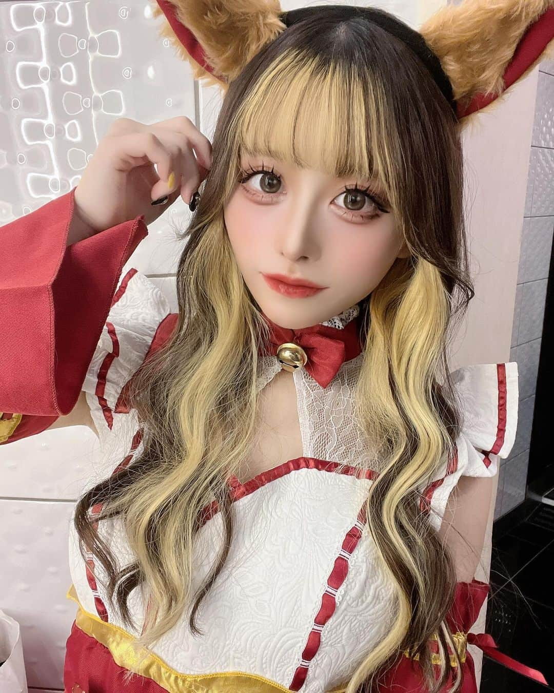 りこぴんのインスタグラム：「キツネ巫女🦊⛩️  コスプレしてミナミ出たけどほぼ外いなかった😂  #ハロウィン #ハロウィンコスプレ #ハロウィンパーティー #大阪ハロウィン #大阪ハロウィンイベント #ハロウィンイベント #巫女 #巫女コスプレ #狐巫女 #狐 #キツネコスプレ #コスプレ #コスプレ女子 #コスプレ撮影 #エロコスプレ #狐狸 #神社的少女 #角色扮演 #日本女孩 #可爱的」