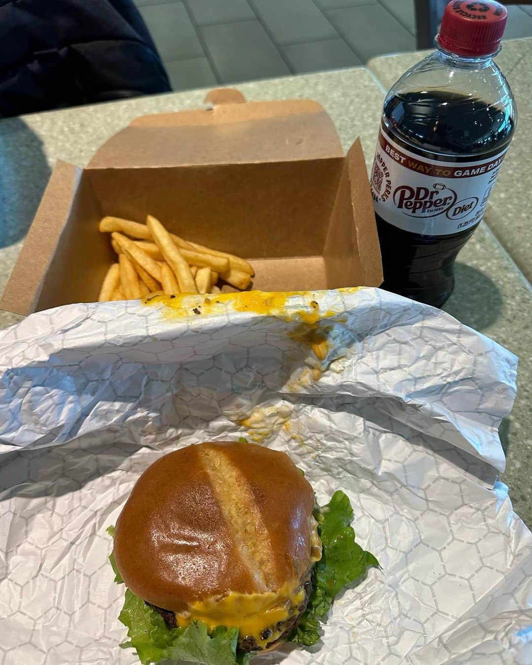 のインスタグラム：「シアトルの空港で食べたハンバーガーとポテトのセットと、Diet Dr.pepperで＄25.00。　 日本円で約3700円😳 日本で、マクドナルドのビッグマックセット頼んだら5セット分🙌🙌 円よ、何とか＄に勝っておくれ🥲 #タイガーマスク #tigermask #njpw #円安ドル高 #超高い」