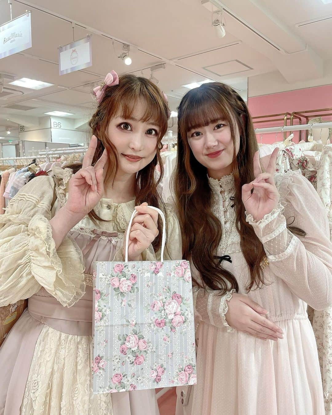 愛野えりさんのインスタグラム写真 - (愛野えりInstagram)「. 𝒂𝒄𝒖𝒕𝒆 𝒈𝒊𝒓𝒓𝒓𝒍 𝟐𝟎𝟐𝟑🎀 ✼••┈┈••✼••┈┈••✼••┈┈••✼  伊勢丹6Fで11月5日まで開催中‎🤍  #acutegrrrl 2023の 思い出たち‎🤍‎🤍‎🤍  .  カワイイが詰まったイベントに 呼んでもらうの目標なので わたしも頑張ろう🧸🧸🧸🍓と、思った日  .  今日は久しぶりのライブです.ᐟ.ᐟ  歌うの楽しみだなぁぁぁ🙈💞  初台でお待ちしてます⛪️⛪️⛪️ くわしくは #SQ (@strawberry_quartz_lolita_band ) Information を観てね⚓️⚓️  🧸‎🤍🧸‎🤍🧸‎🤍🧸‎🤍🧸  ✼••┈┈••✼••┈┈••✼••┈┈••✼  #acutegrrrl #新宿伊勢丹  #axesfemme #axesfemmekawaii #axesfemmeでつながろう   #新作 #ガーリー #ガーリーファッション  #ロリィタ #ロリータ  #eglcommunity  #oldschoollolita #eglfashion #classiclolitafashion  #ロリータファッション #ロリィタファッション #oldschool  #ロリータコーデ  #jfashion #lolitafashion #lolitafashioncommunity #kawaiifashion #lolitadress #lolitagirl #クラロリ　#クラシカルロリータ #クラシカルロリィタ #ロリータコーデ」11月4日 8時46分 - ainoeri