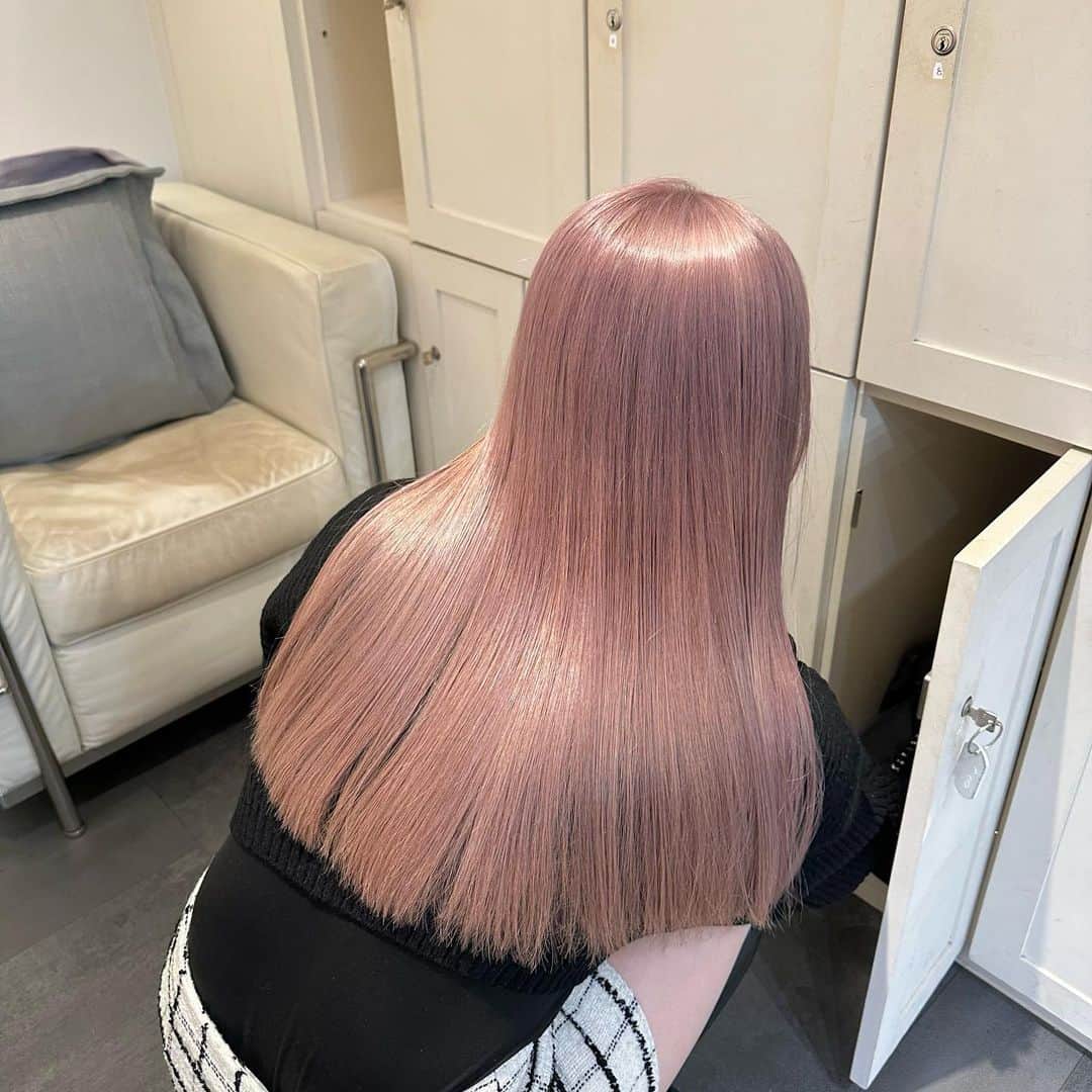 Beleza_official_instagramのインスタグラム：「pink beige♡ breach2〜3 ・ 色落ちまで綺麗なカラー やわらかいカラー 一人ひとりに似合うカラー お任せください✊🌼🌟 ブリーチは誰に任せるかでダメージが 変わってきます！ ご予約はDMorホットペッパーから お願いします😉💕 Rei指名していただければ 絶対に可愛くします✊ belezaに来たことある方でもRei指名可能です😇 "また会いたい"と思わせます❗️ ・ わからないことがあればDMまでお願いします🤲  黒染め、縮毛履歴はハイブリーチメニューで ご予約ください🤲 記載のお時間より、ブリーチの抜け具合で お時間かかる場合がございます。 当日は長めに見ていただければ助かります。 お任せください♡♡」