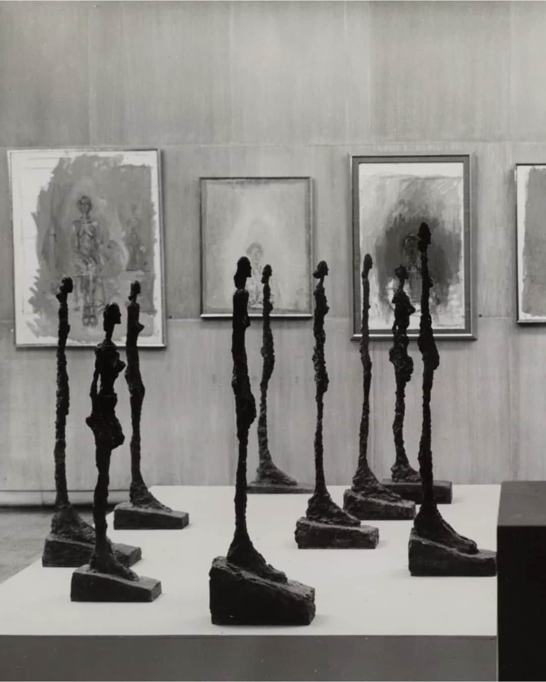 サザビーズさんのインスタグラム写真 - (サザビーズInstagram)「Conceived in 1956 with the first examples cast in bronze the following year, Alberto Giacometti’s ‘Femme de Venise VIII’ is number eight in the artist’s celebrated series of nine standing female nudes, collectively known as the Femmes de Venise — the “Women of Venice.”    While standing female figures appeared in Giacometti’s sculptural work as early as the 1920s, it is this series that is praised by many as his most significant contribution not only to the pantheon of modern sculpture but twentieth-century art at large.   An example from the Femmes de Venise has been included in nearly every major exhibition dedicated to Giacometti’s work since their creation, and one is now being offered in the Modern Evening Auction at #SothebysNewYork. In its grace and poise, silent majesty and modernity, 'Femme de Venise VIII' is the epitome of the artist’s mature vision.   Visit her in our York Avenue galleries ahead of the sale on 13 November, presented in partnership with @samsungus. #SothebysModern #AlbertoGiacometti #Giacometti」11月4日 8時41分 - sothebys