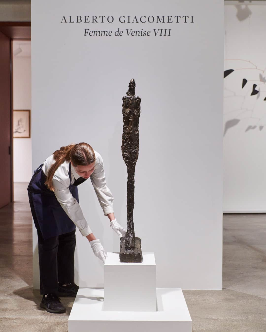 サザビーズのインスタグラム：「Conceived in 1956 with the first examples cast in bronze the following year, Alberto Giacometti’s ‘Femme de Venise VIII’ is number eight in the artist’s celebrated series of nine standing female nudes, collectively known as the Femmes de Venise — the “Women of Venice.”    While standing female figures appeared in Giacometti’s sculptural work as early as the 1920s, it is this series that is praised by many as his most significant contribution not only to the pantheon of modern sculpture but twentieth-century art at large.   An example from the Femmes de Venise has been included in nearly every major exhibition dedicated to Giacometti’s work since their creation, and one is now being offered in the Modern Evening Auction at #SothebysNewYork. In its grace and poise, silent majesty and modernity, 'Femme de Venise VIII' is the epitome of the artist’s mature vision.   Visit her in our York Avenue galleries ahead of the sale on 13 November, presented in partnership with @samsungus. #SothebysModern #AlbertoGiacometti #Giacometti」