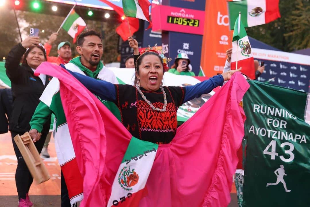 アボットジャパンさんのインスタグラム写真 - (アボットジャパンInstagram)「The pursuit of good health is a global one.   The @nycmarathon is kicking off race weekend with a Parade of Nations, putting the power of the global running community on full display. 🌎🗽🎉」11月4日 8時41分 - abbottglobal