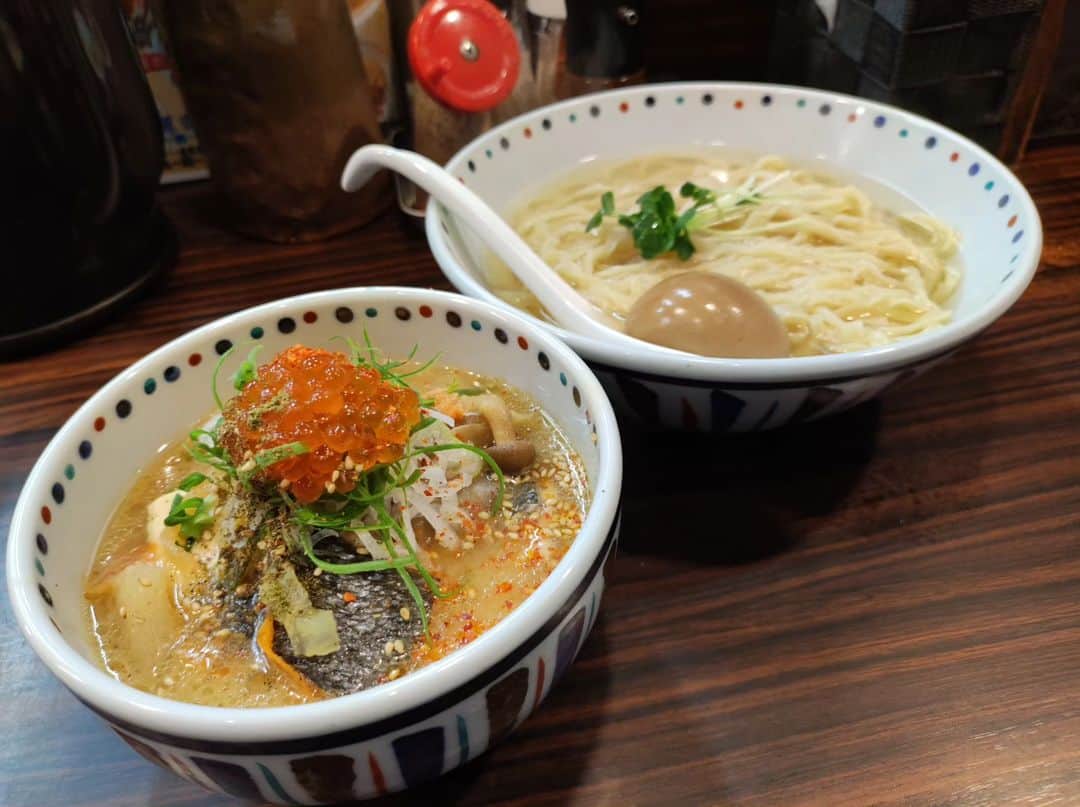 つけMen野郎のインスタグラム：「石狩鍋風味噌つけ麺+あじ玉 ら〜麺あけどや 秋の創作つけ麺は石狩鍋風とな。つけ汁の椀ボリュームすごっ。麺はウイング麺を昆布水をで熱盛り仕様。ウイング麺をつけ麺、熱盛りで食べるの斬新。極太なことをあって、もっちりとした食感がうどんを彷彿とさせる。昆布水の熱汁が熱をキープしつつ味も向上させて、これは新しいなぁ。味噌のつけ汁がすごくうまくて、単体でめちゃ味わってしまう。贅沢上質味噌汁って感じ。そして具沢山なのよ、鮭の切身やら野菜やらてんこ盛りで、その具材とウイング麺を食べ、釜揚げうどんスタイルでもいけちゃう。11月になってもまだ暑さ残っているが、真冬の寒い時に食べたらより一層美味いだろうな。好きな一杯でした。」