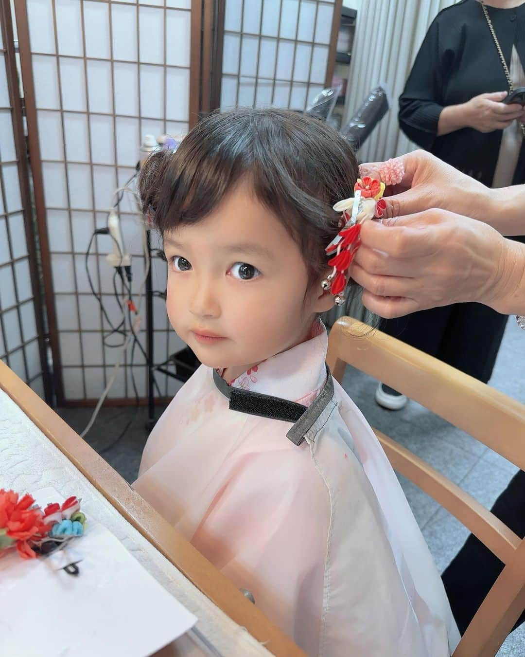 川崎希のインスタグラム：「七五三のヘアセット中👘🇯🇵✨  ２つお団子にしたよ  泣かずにヘアセット出来てとりあえずほっ😌💕  口紅は抱っこ抱っこ‼️ってなるとぐちゃぐちゃになるから写真撮影直前までつけない方が良いかもとヘアメイクさんのアドバイスで、つけなかったんだけど本当最初に口紅つけなくてよかったと思うくらいずっと抱っこしたよ😂←そして口紅は最後までつけなかった  #七五三　#七五三ヘア  #3歳　#七五三ヘアアレンジ　#七五三3歳」