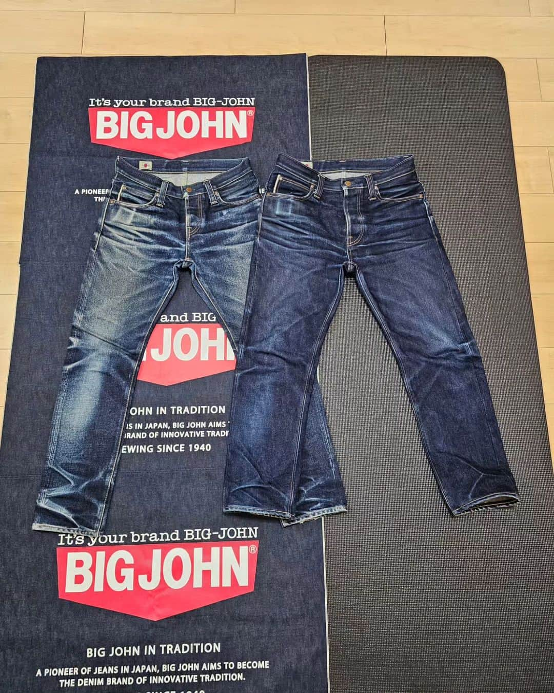 BIG JOHNさんのインスタグラム写真 - (BIG JOHNInstagram)「スタッフのRARE LOVEです。 M104G(23oz Regular Straight) 25,000円(税込27,500円)、30in穿き込み218日目となります。 前回水洗いから10/31で3ヶ月経過しましたので水洗い決行しています😄  左:M106G(23oz) 29in 366日着用保管中 右:M104G(23oz) 30in 本日で218日着用 今回で23oz 4着目の穿き込みとなります。  🌟M106G  29in  366日　保管中🌟 2019.3.1～2020.2.29  着用前日水洗い→3か月後水洗い→4か月後水洗い→5か月後水洗い後保管　　全て10分間.天日干し  ❇️M104G(Regular Straight)  30in 218日目❇️ 着用前日までに水洗い10分間　天日干し→裾上げ 2023.4.1～ 2023.7.31 ぬるま湯に5分浸しなが圧し洗い+水洗い10分、天日干し 2023.10.31 ぬるま湯に5分浸しながら圧し洗い+水洗い10分、天日干し  ◽️A pioneer in Japanese Jeans   -BIG JOHN-    from KOJIMA to the world ◽️  RARE LOVE (staff)  Thank you for checking our posts 🙏  LEFT:  M106G (23oz) 29in 〈Day366 and now during storage〉  RIGHT: M104G(23oz) 30in 〈Day 211〉   #bigjohnjeans#deim#denimhead #23oz#穿き込み#23オンス#denimfades#rawdenim#selvage#selvagedenim　#ヘビーオンス#国産ジーンズ#児島ジーンズ　#Japanesedenim #kojima#ビッグジョン#denimstyle #ビッグジョンジーンズ#デニム#国産#denimjeans#児島#365daysoffade #エイジング#経年変化#レアジーンズ#drydenim#japandenim#denimlovers#denimporn」11月4日 7時19分 - bigjohnjeans