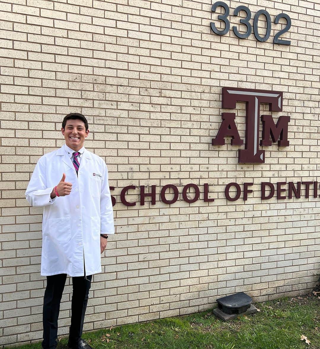 スティーブさんのインスタグラム写真 - (スティーブInstagram)「Dr Alex paging Doctor Alex…. White coat ceremony at Texas A&M dental school  ドクターあっちゃん❣️ワォ〜」11月4日 7時14分 - stevespov