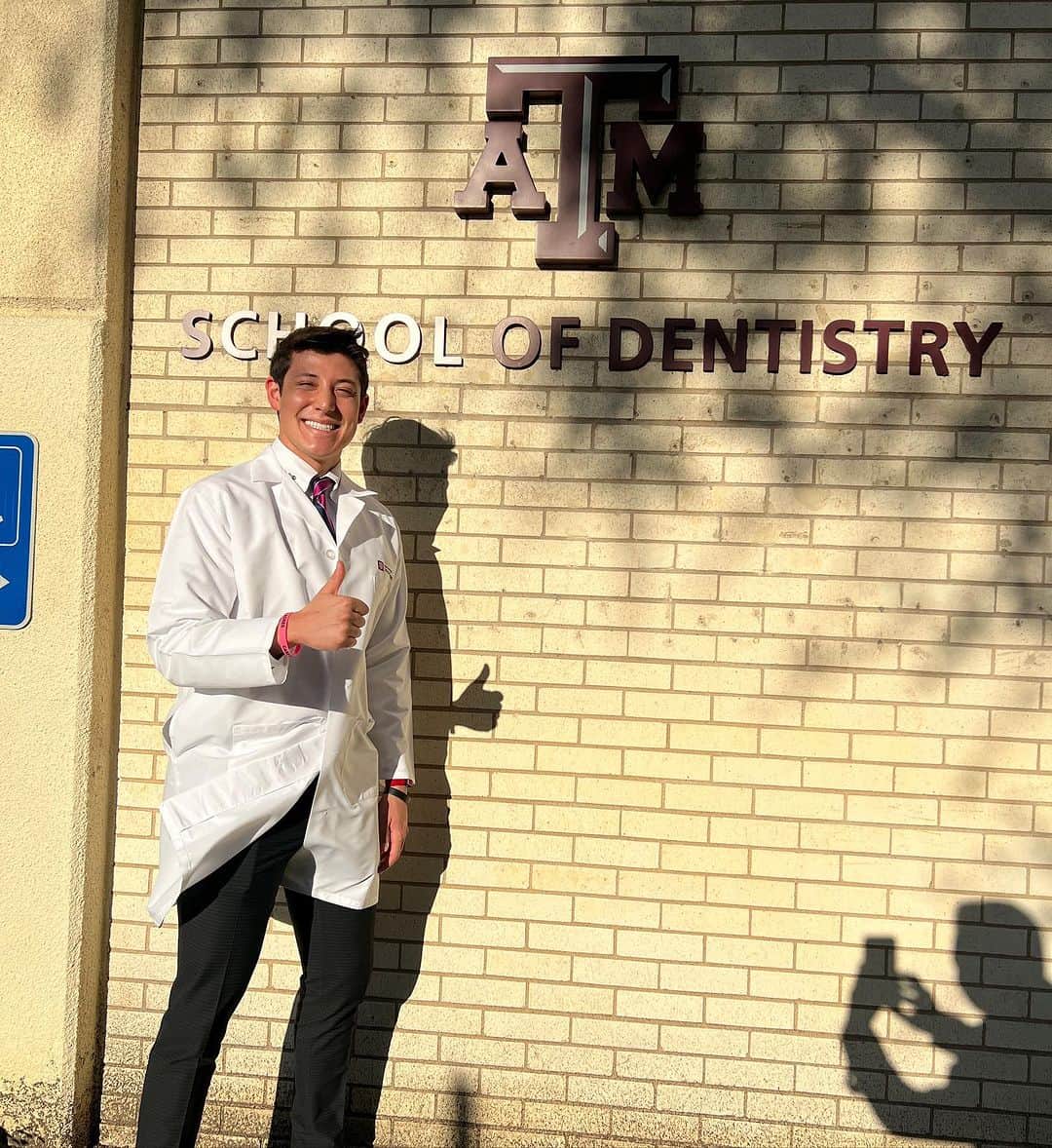 スティーブのインスタグラム：「Dr Alex paging Doctor Alex…. White coat ceremony at Texas A&M dental school  ドクターあっちゃん❣️ワォ〜」