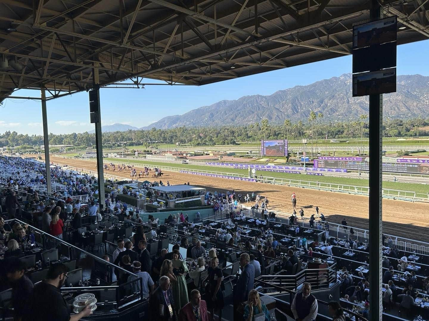 クリストフ・ルメールさんのインスタグラム写真 - (クリストフ・ルメールInstagram)「Santa Anita Park at his best ! #breederscup #ルメール」11月4日 7時16分 - christophelemaire_officiel