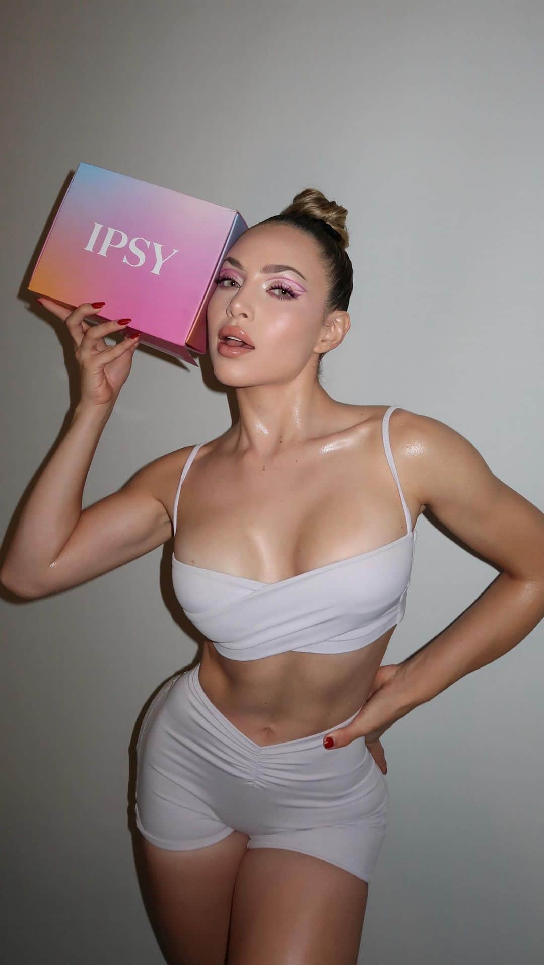 ナタリー・パリスのインスタグラム：「holiday proof glam using all 10 add ons that I picked for my november @boxycharm aside from my subscription 💟 Can you believe you can purchase extra beauty products to your @ipsy membership for a market price that you won’t find anywhere else? AD #ipsypartner  product list:  💟 @mykitsch - Satin Sleep Scrunchies - Black Set of 5 💟 @briogeo - Color Me BrilliantTM Mushroom + Bamboo Color Protect Primer 💟 @tula - Take Care + Polish Revitalize & Cleanse Body Exfoliator - Tube 15g 💟 @Elemis Superfood Blackcurrant Jelly Exfoliator 15ml 💟 @bareminerals - Complexion Rescue Natural Matte Tinted Moisturizer Mineral SPF 30 - Vanilla @laneige_us - Water Bank Blue HA Gel Moisturizer 💟 @lauragellerbeauty - The Casual Collection Berry & Blossom 14 Multi-Finish Eyeshadow @josiemarancosmetics - Get Even Sun Milk SPF 33 💟 @givethemlalabeauty - Candy Land Holiday Set 💟 @KVDveganbeauty - Good Apple Skin Perfecting Foundation Balm - Light 010」
