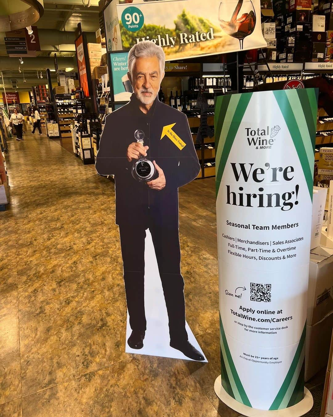 ジョー・マンテーニャのインスタグラム：「Flat Joe is here too. @totalwine @senorriotequila」