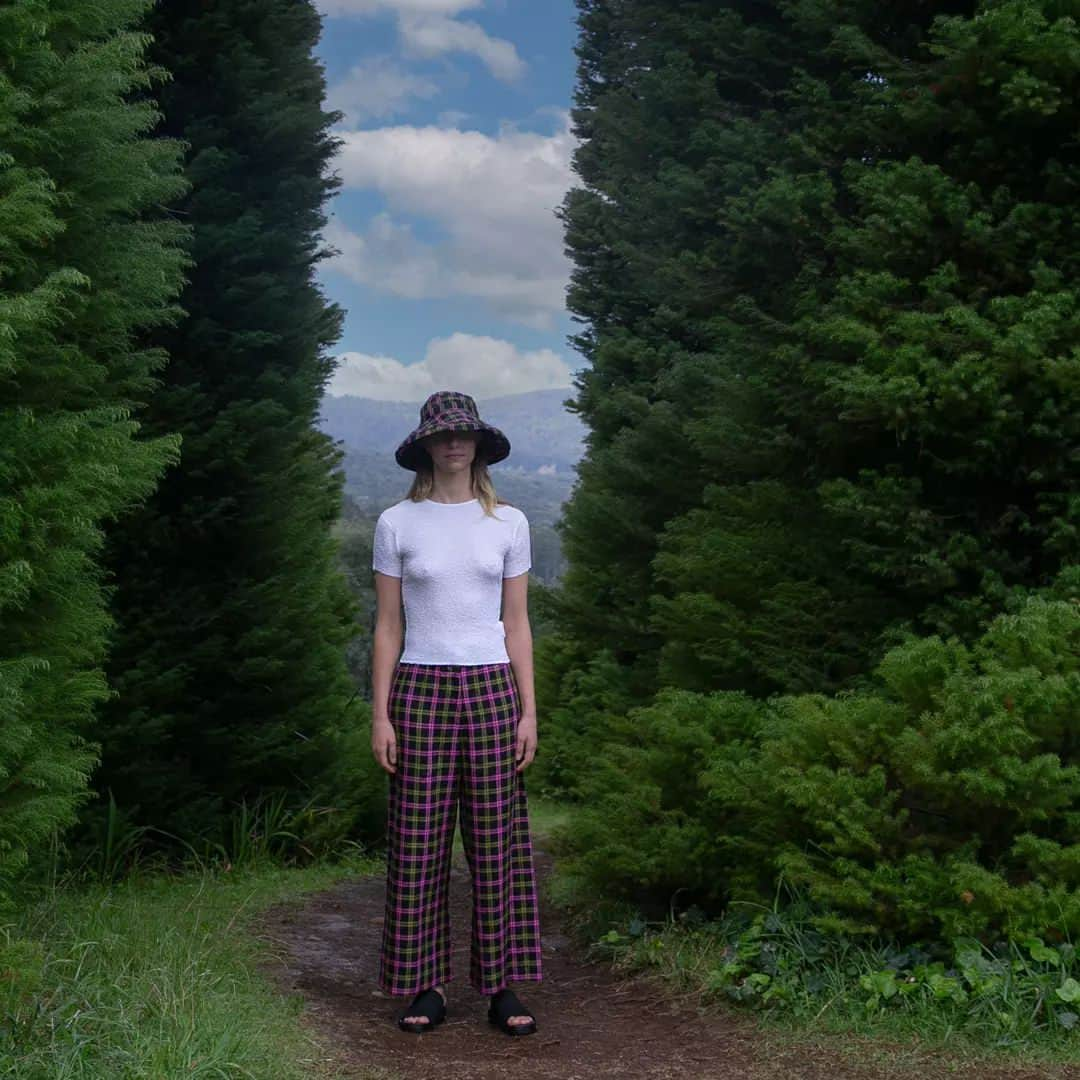 アルファ60のインスタグラム：「Ondine wears our latest linen checks, Saya Hat and Amira Pant 💚💖🖤 citrus-pink-black」