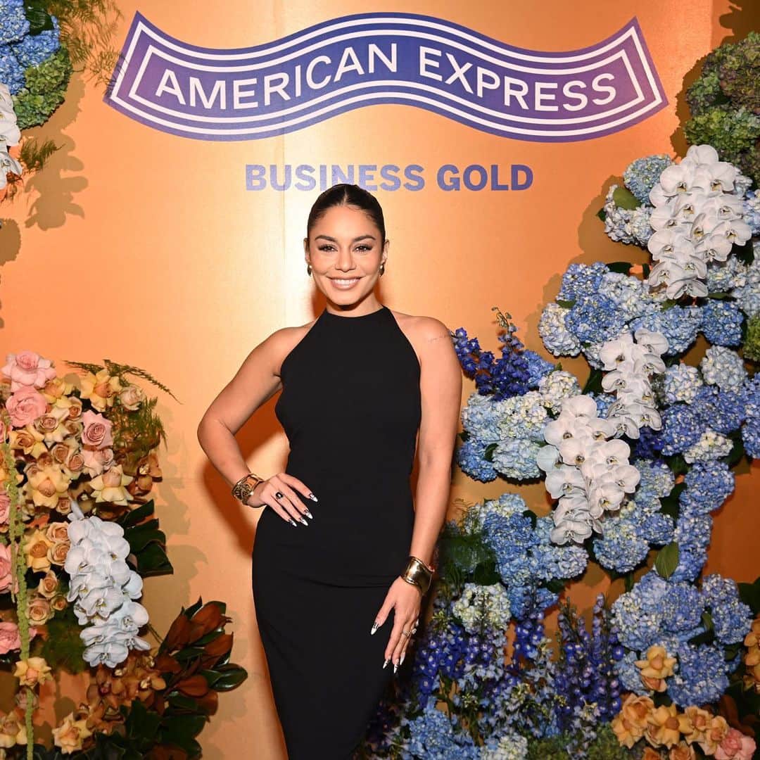 ヴァネッサ・ハジェンズのインスタグラム：「#ad I was so excited to team up with @americanexpressbusiness to celebrate the refreshed Business Gold Card at its latest pop-up experience, Raise the Bar with Business Gold. The event was powered by small businesses for small businesses. I loved how the refreshed benefits and rewards inspired this unique experience from the food and drinks all the way down to the florals. Check out https://go.amex/vhudgens to find out how it can help your small business. #AmexAmbassador #AmexBusiness」