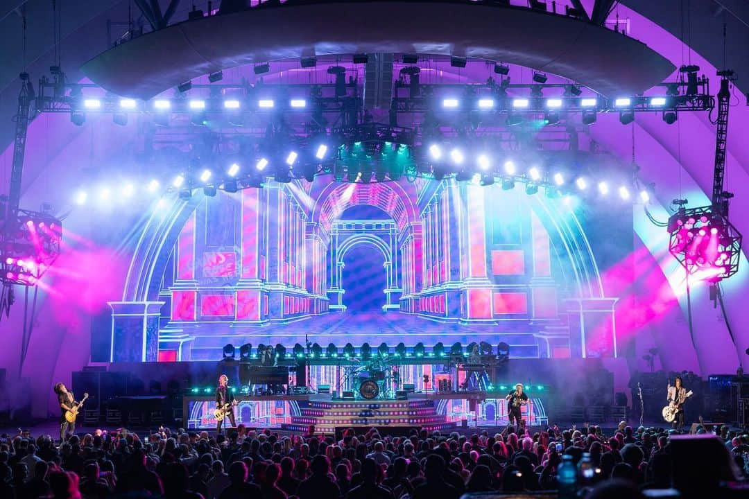 Guns N' Rosesのインスタグラム：「Hollywood Bowl, this was truly unforgettable! The last two shows of the US tour. Thank you! 🌹」