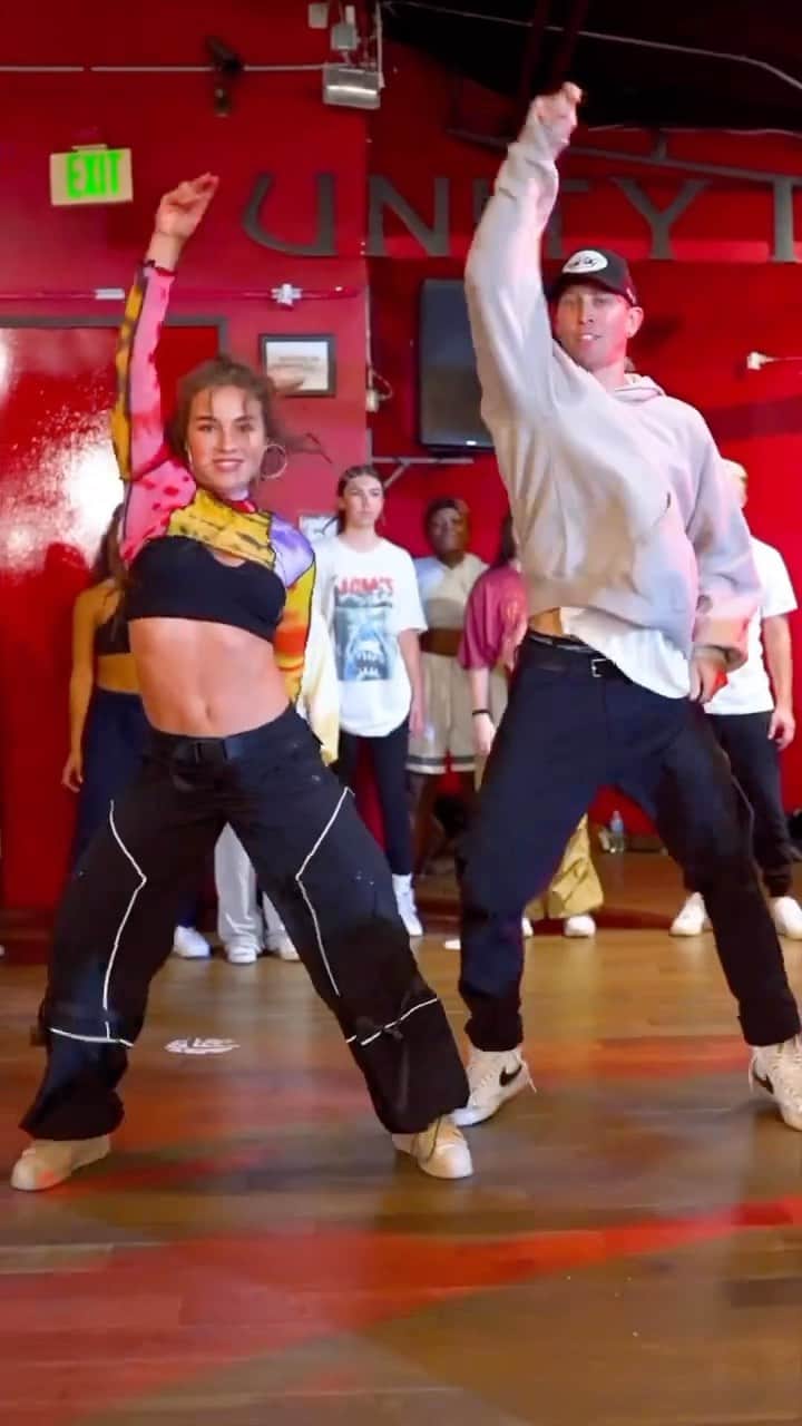 マット・ステファニーナのインスタグラム：「WE’RE BACK 🥳🥳🥳 Teaching a collab class w/ @enola.bedard this Wednesday 8:30pm at Milllennium!!   And look out for our biggest dance challenge ever coming to @dncracademy in December! 👀🔥」