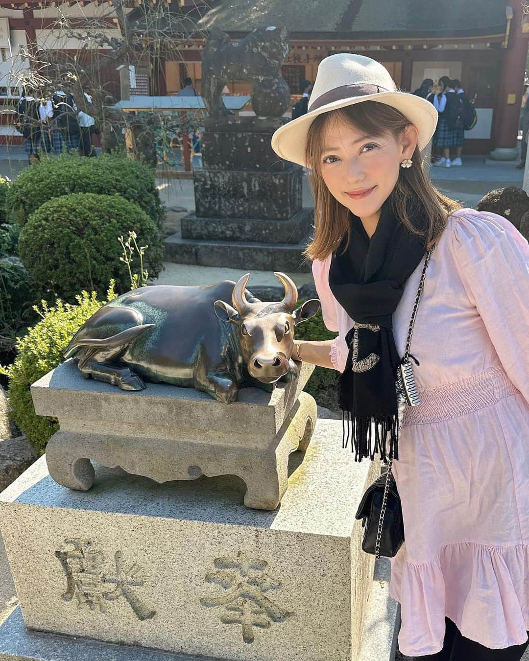 箕輪玖美さんのインスタグラム写真 - (箕輪玖美Instagram)「初めてご挨拶に伺った太宰府天満宮⛩️ 本殿は工事中で…モダンな仮殿😂 ・ ・ その後はお宿『山荘 天水』さんへ✨  門を潜った途端、雰囲気のあるお庭の階段を下って入口へ😃 ・ ・ 囲炉裏付きのお部屋で山荘気分満喫😊 絶品の牛肉の柳川鍋を頂いてから、温泉三昧♨️温泉も豊富で大浴場&貸切風呂が5つもあって、温泉好きには堪らない🥰 ・ ・ 朝は館内散歩で足湯を楽しんでから朝食へ♪朝食も美味しかったなぁ😋 ・ ・ お宿の方の笑顔や心配りにホッコリ大満足のお宿でした😊✨  #山荘天水 #温泉 #日田 #温泉好きな人と繋がりたい #福岡旅行 #タビジョ #タビスタグラム #旅が好き #国内旅行 #アラフィフ女子 #箕輪玖美」11月4日 7時32分 - kumi.111