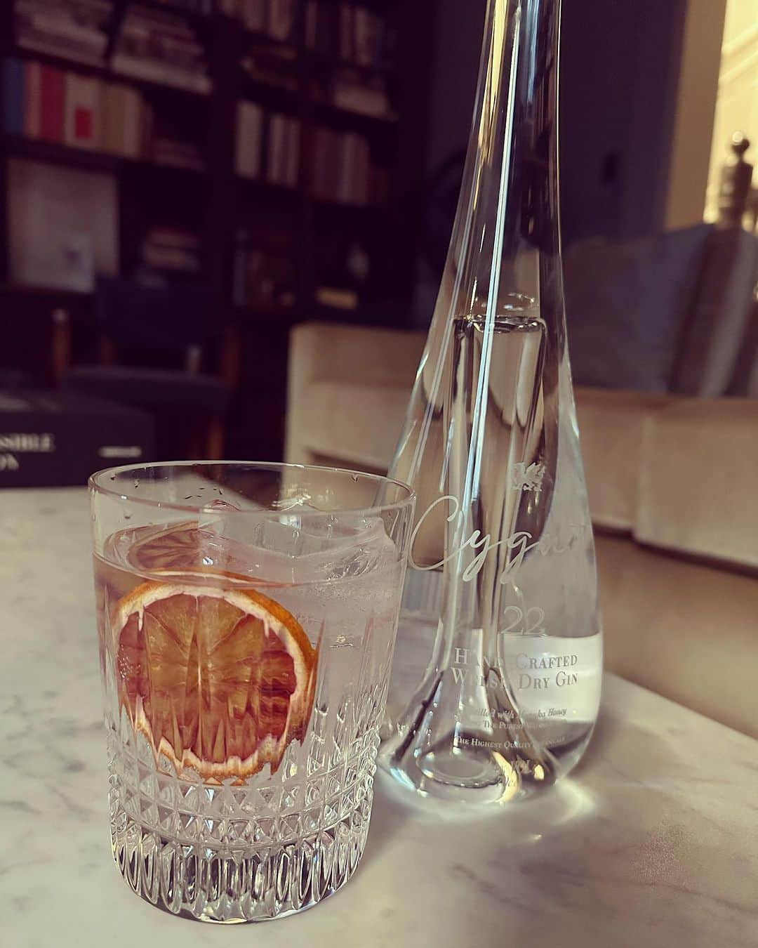 キャサリン・ジェンキンスのインスタグラム：「Happy Fri-Yay! Enjoying my G&T tonight with a slice of dehydrated blood orange to bring out the citrus botanicals. Hope it’s a good one for you all 💙 #gin #ad #ownbrand」