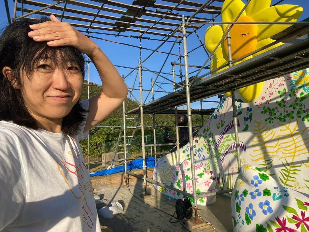 大宮エリーさんのインスタグラム写真 - (大宮エリーInstagram)「今日もやるぞ ひよこ筆一本  #奄美大島 #amami #ellieomiya #大宮エリー #flowerman #フラワーマン #リキテックス #liquitex」11月4日 7時45分 - ellie_omiya