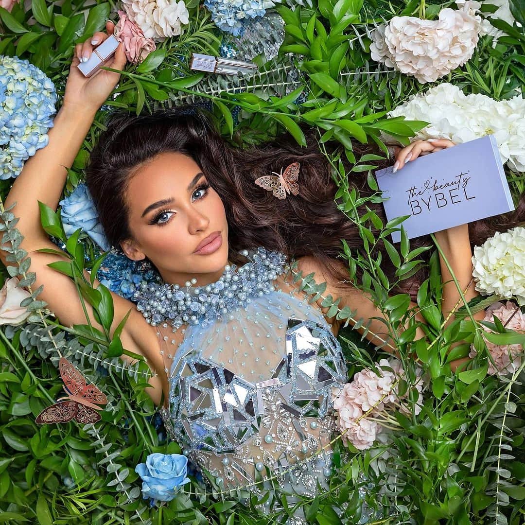 Carli Bybelのインスタグラム：「DREAMS REALLY DO COME TRUE✨🧚🏼 my new brand @thebeautybybel launches 11.11 with a full collection of my must have, can’t live without makeup products!! DROP 1 will include: 1: 18 Color Eyeshadow Palette  6: Velvet Matte Lipsticks  7: Creamy Matte Lip Liners 6: High Shine Glosses  6: Highlighters✨✨  1: Magical Eyeliner Thank you for all the love & support thus far.. it means the absolute world to me. I love you all more than words could ever express!! 🫶🏻 #1111 #thebeautybybel  👗 My amazing dress is from @blini_official」