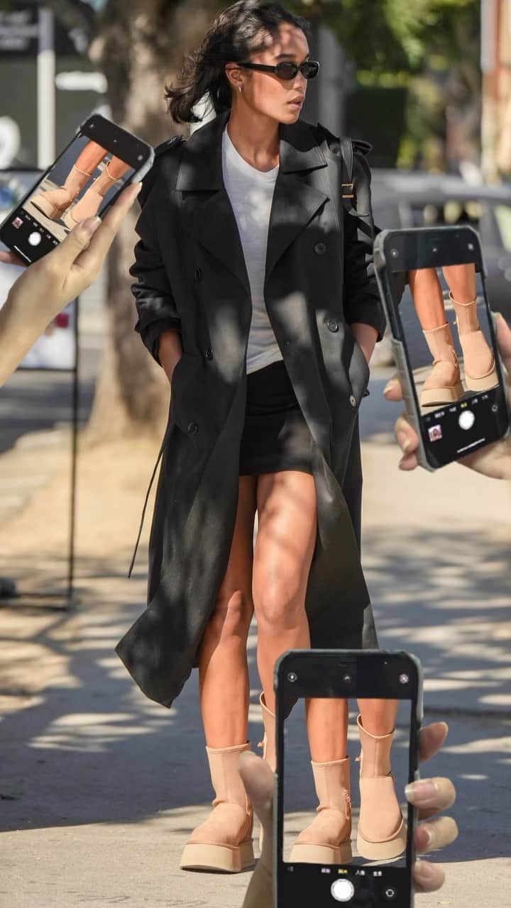 アグのインスタグラム：「Our spidey senses are tingling.🕷️ @lauraharrier in the Classic Dipper.   #UGG #FeelsLikeUGG #LauraHarrier #StreetStyle #WinterFashion」