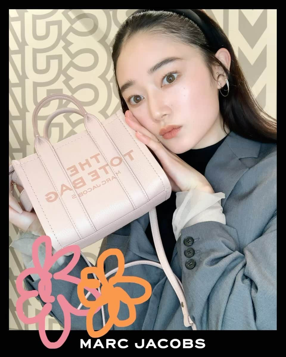 椎名美月のインスタグラム：「. MARC JACOBS HOLIDAY COLLECTION POP UP CIRCUS🎠  阪急うめだ本店で11月28日まで開催されている会場は、巨大パールで施されていました💎 2023コレクションのテーマである“パール”はマーク本人が肌身離さず大事にしているお守りのような存在だそう💎🎠パールのバッグやMJパールネックレスがとても印象的でした🩵   #marcjacobs #marcjacobsholidaycollection #pr」