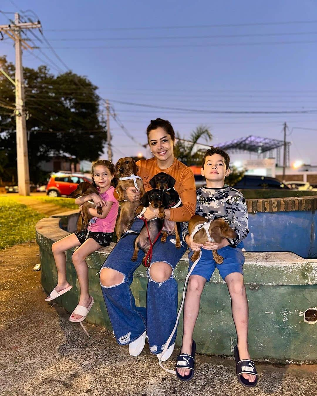 ラリッサ・リケルメさんのインスタグラム写真 - (ラリッサ・リケルメInstagram)「Una felicidad que no se puede explicar, hoy salimos a caminar al parque, con la familia #salchi #teckel #teckellove   Les presentamos a estas bellezas!!  #otto #Mia #mateo   Sus pecheras las compré de @lionconceptt  Les cuida @dulceshuellitas12」11月4日 7時50分 - larissariquelme